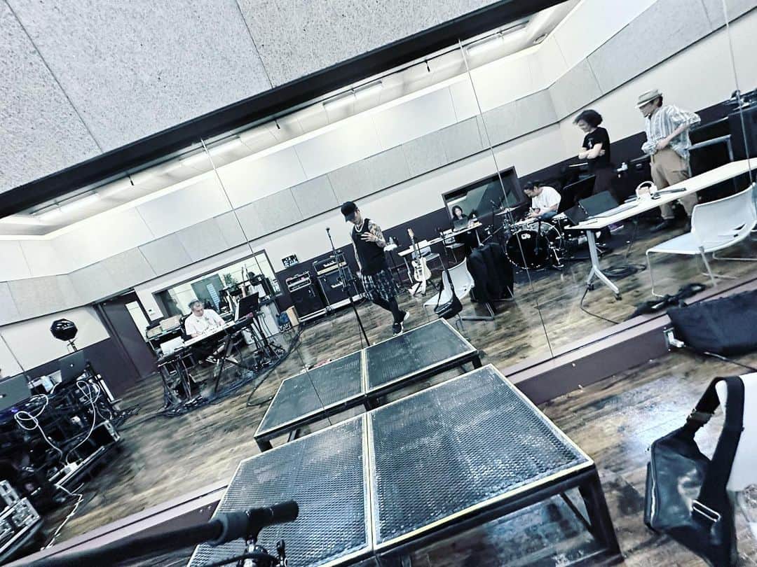 雅-MIYAVI-のインスタグラム：「Meanwhile, MIYAVI clone No.2 is having a rehearsal in Tokyo.  本日、MIYAVIクローン２号機は来たるジャパンツアーのため東京にてリハーサル中。  🤖  #クローン欲しい #なにげに大阪公演もうすぐ #てか明後日 #卓球台じゃないよ #ただいま」