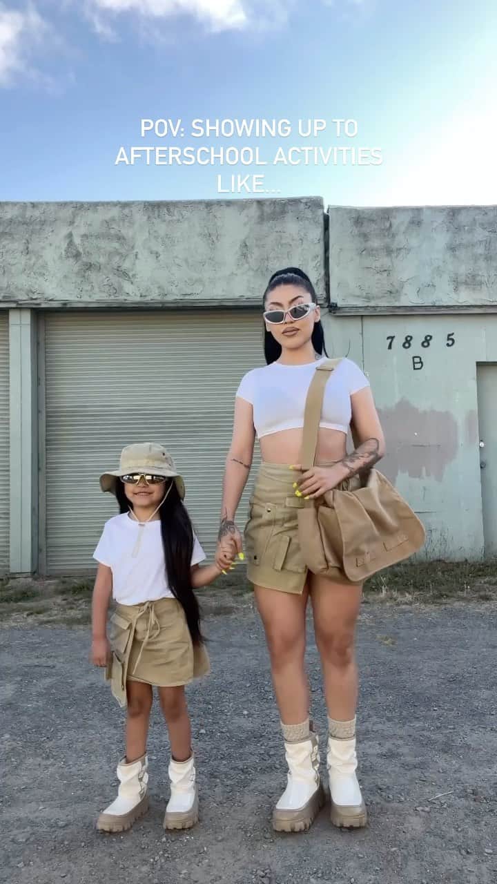 アグのインスタグラム：「If only our childhood pics looked anything like this. 🥹  🎥: @stxef  #UGG #FeelsLikeUGG」