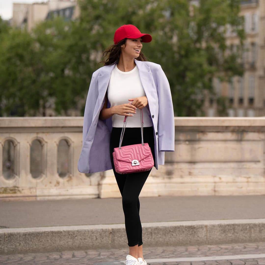 ランセルのインスタグラム：「Experience the perfect blend of retro allure and modern functionality.   #LancelParis #FW23 #MidiMinuit #LancelTwist」
