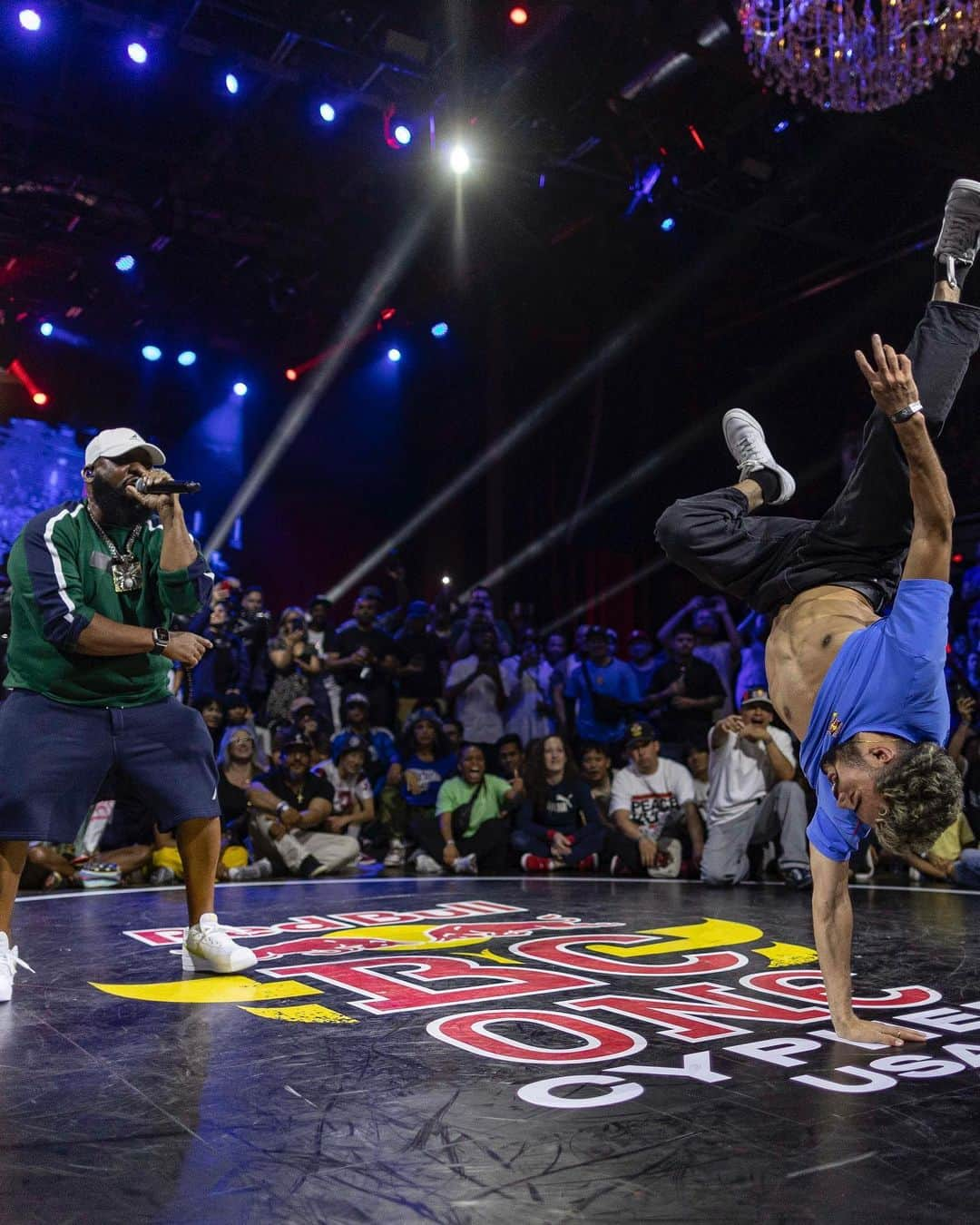 レイクウォンのインスタグラム：「now THAT is a rap on that 📍: @redbullbcone Cypher USA / Philly 🎤 🤝💃   thanks legends @raekwon x @coastcontra   next stop? the world final in Paris on October 21st 🇫🇷」