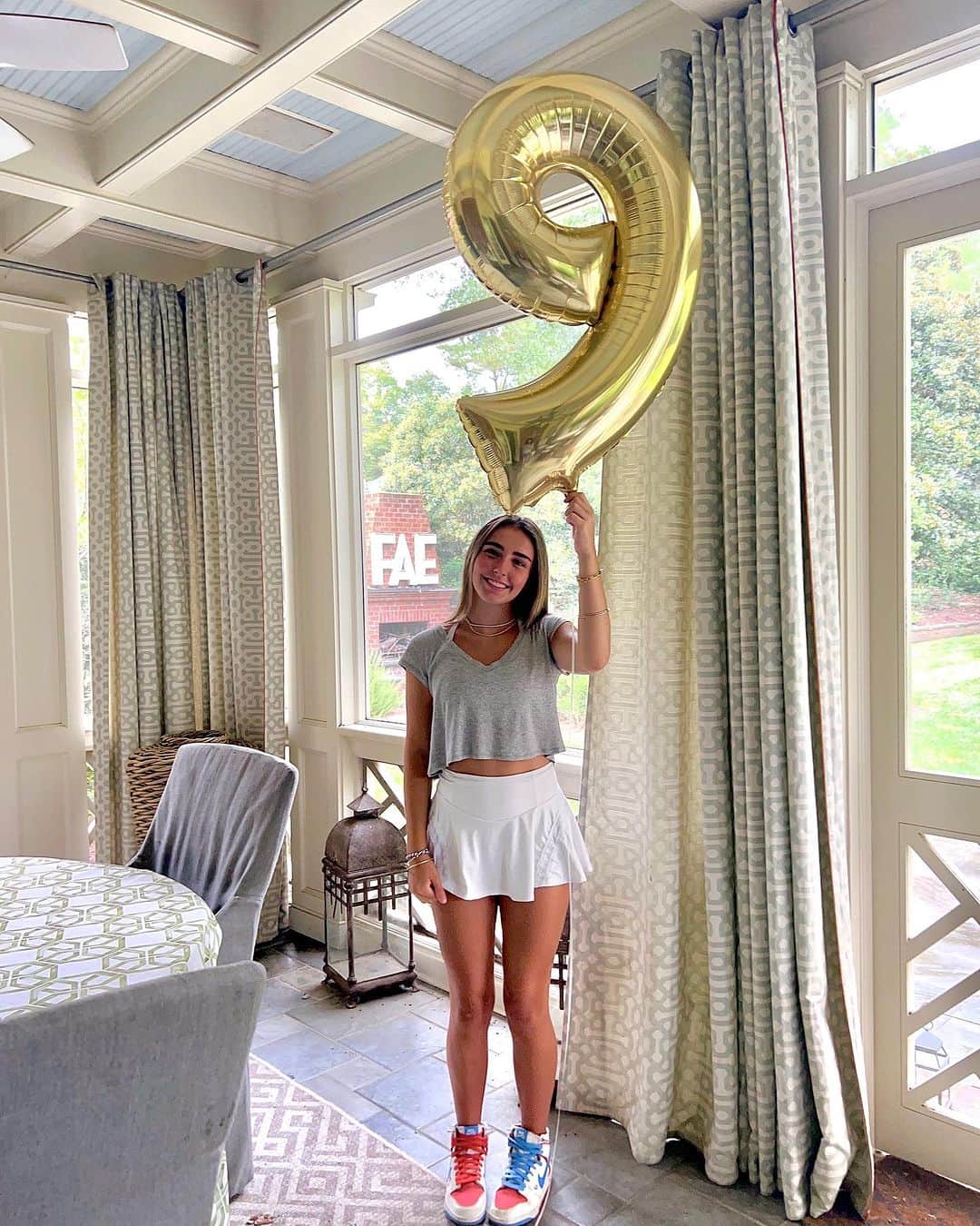 のインスタグラム：「How? HOW is my baby girl a FRESHMAN?? Weren’t you born day before yesterday? What kind of evil shenanigans in time travel is this??   Congratulations beautiful girl & We love you so much!!   Waaaaaaaaaaaa 😭😭😭😭😭  #blessed #grateful #babygirl #fae #baby #freshman #timetravel」