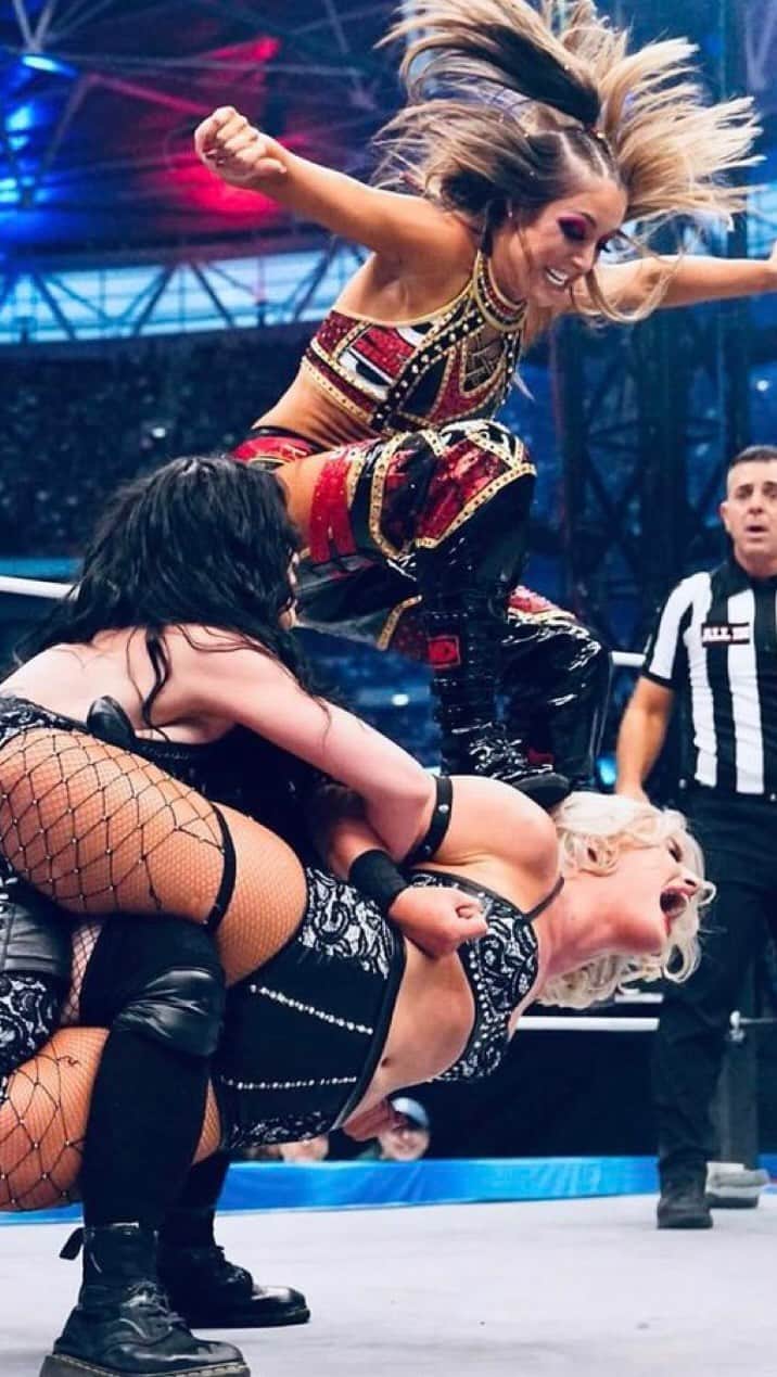 トニー・ストームのインスタグラム：「The stomp felt around the world 🌎  #AEWAllIn #AEW  📸:」