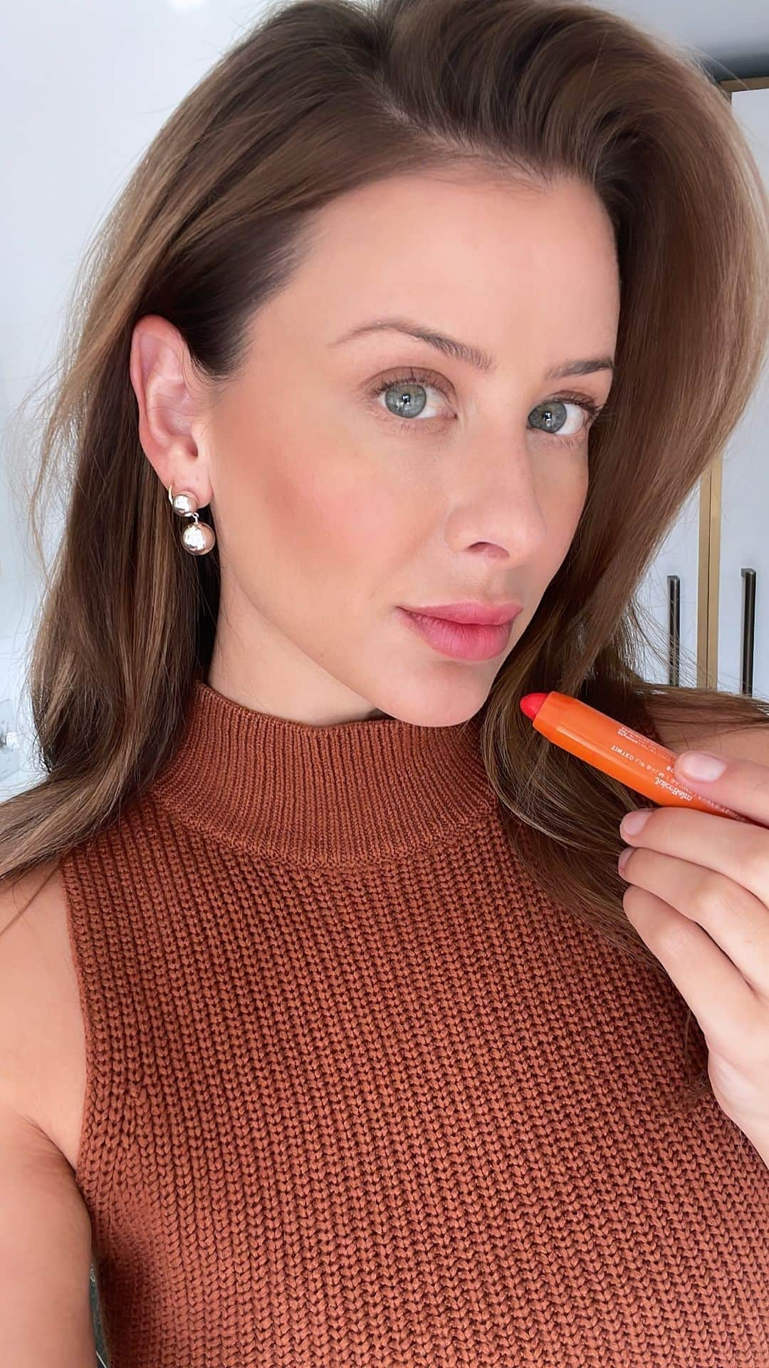 ロー・ボスワースのインスタグラム：「good morning from chicago!! grwm to go to our @lovewellness market meeting with @ultabeauty 🧡 I’m calling this tomato 🍅 girl makeup bc it’s been a tomato girl summer 🍅  products used: @itcosmetics cc cream @kosas concealer @givenchybeauty prisme libre blush & powder  @anastasiabeverlyhills lip liner & brow pencil @tower28beauty tinted lip balm」