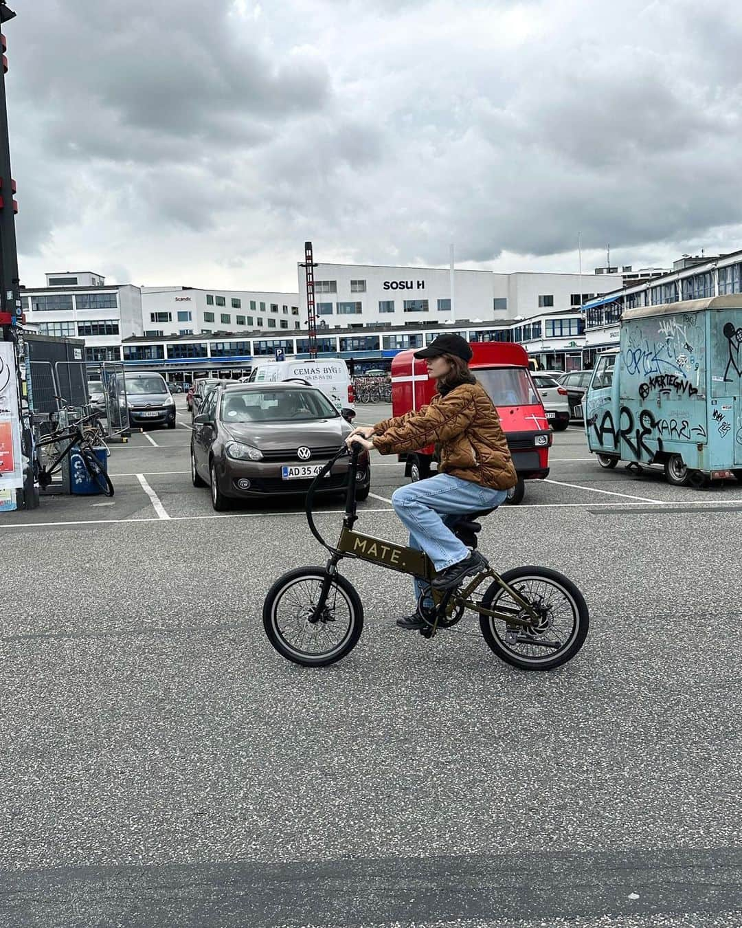 リリー・コリンズのインスタグラム：「Cruising through my Copenhagen roll…」