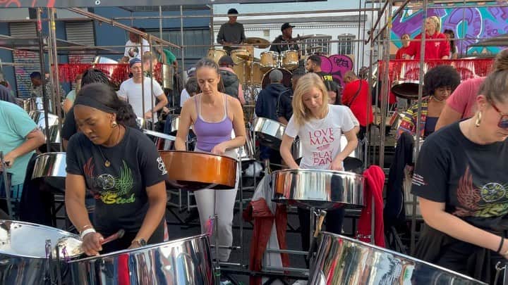 ナオミ・シマダのインスタグラム：「I feel like it’s my public duty to give this sound bath of pure joy a permanent home on the TL ♪」