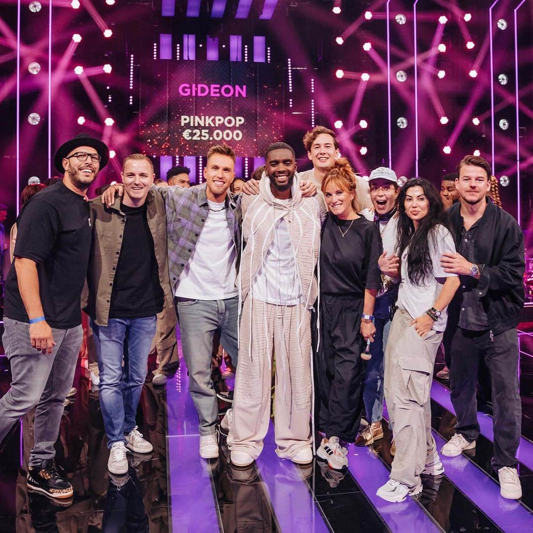 ニッキー・ロメロのインスタグラム：「Wat een ongekend mooie avond, en wat een mega avontuur om dit te mogen meemaken. Ik wil iedereen bedanken die heeft meegedaan, de productie, het team en natuurlijk alle talenten uit mijn team @mikkivanwijk @bastiansteven @nikkiborn_ en extreem trots dat er iemand uit Team Nicky het programma heeft gewonnen; @gideonluciana wat jij hebt neergezet is ongekend en ik weet dat dit het begin is van een prachtige carrière. This is your time to shine! 💫  Naast alle talenten heb ik zelf ook een hoop mogen leren. Waar ik normaliter zelf op het podium sta en enorm mijn best doe om alles eruit te halen, mocht ik nu aan de zijlijn staan om voor mijn talenten alles eruit te halen. Waar ik in het begin ook best een beetje onzeker was van mijn positie als producer naast mega goede zangers/zangeressen is gebleken dat wij als team een mega prestatie hebben neergezet. ❤️  Daarnaast ben ik trots dat we als team hiermee ook 30.000 euro aan stichting leukemie hebben mogen doneren. Ik hoop natuurlijk dat er nog veel onderzoek mag worden gedaan om een steentje bij te dragen aan de gezondheid van mensen die het verdienen. ❤️  -  What a beautiful evening, and what an adventure it’s been experiencing this. I want to thank everyone who participated, the production, the team and of course all the talents from my team @mikkivanwijk @bastiansteven @nikkiborn_ and of course extremely proud that someone from Team Nicky won the program; @gideonluciana what you have created is unbelievable and I know this is the start of a wonderful career. This is your time to shine! 💫  In addition to all the talents, I have also been able to learn a lot myself. Normally I stand on stage by myself and do my very best to get everything out of it, now I’m standing on the side to get the most out of my talents. I have to say that in the beginning I was also a bit unsure of my position as a producer next to mega good singers, but in the end we have achieved a mega performance as a team. ❤️  In addition, I am proud that we have also been able to donate 30,000 euros to the leukemia foundation as a team. I hope that a lot of research can be done to contribute to the health of people who deserve it. ❤️」