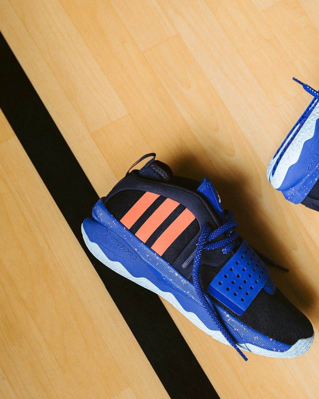デイミアン・リラードのインスタグラム：「First colorways of my new #DAME8EXTPLY signature shoe drop on Friday! This is the ‘Out Of This World’ colorway. 💫 ☄️ 🪐 🚀 🛸   🫡 @adidasbasketball  #adidasbasketball #YKWTII ⌚️」