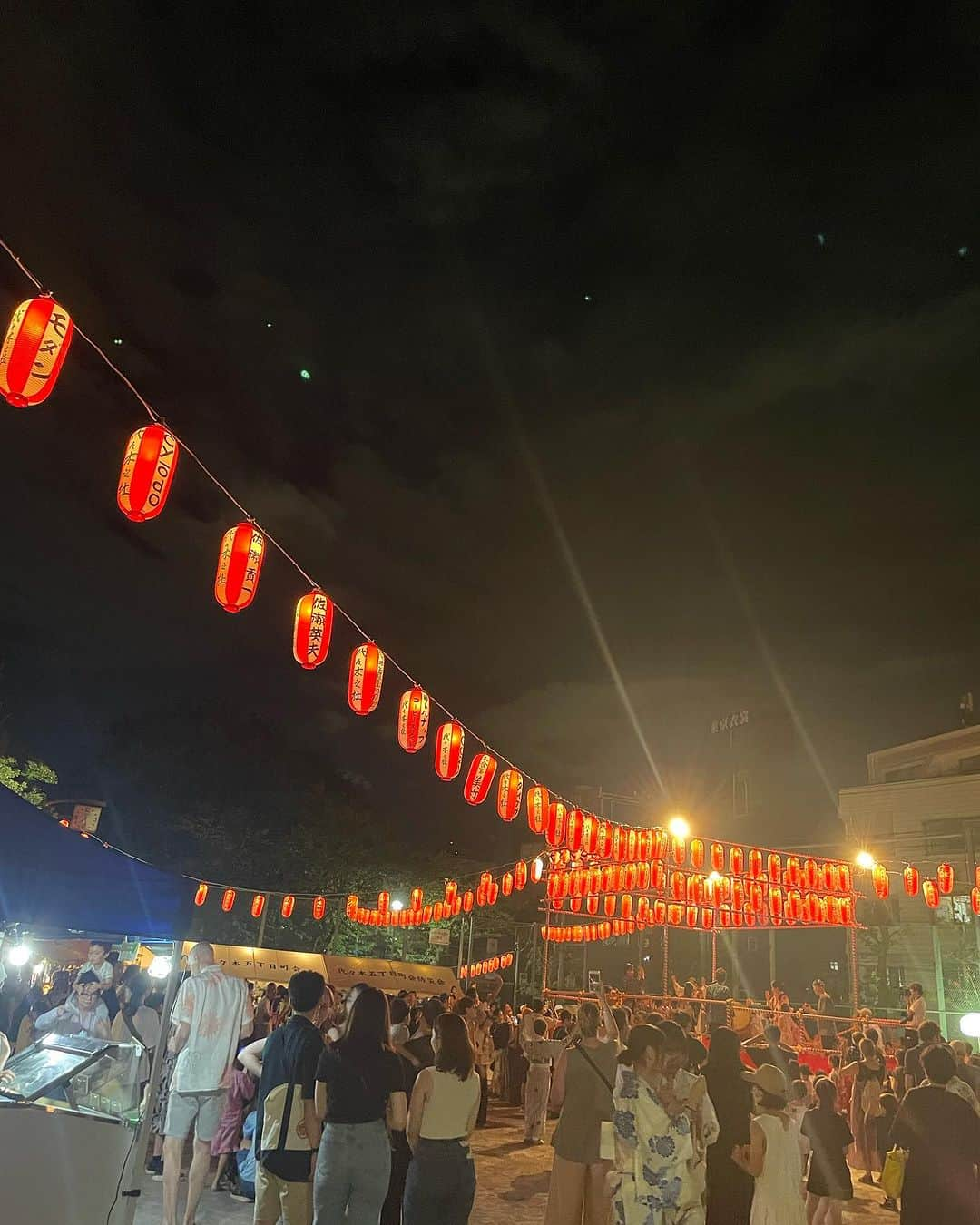 塩田真弓のインスタグラム：「Typical Summer Night in Japan🏮 提灯の広がりも夜空も幻想的でした😌 #bondance #盆踊り」