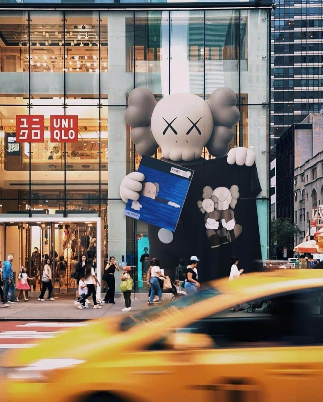 KAWSONEさんのインスタグラム写真 - (KAWSONEInstagram)「Repost from @phaidonpress • The latest book in Phaidon’s Contemporary Artist Series takes the urban jungle 📖   📸 @takemeafk #KAWS #phaidon #uniqlo #nyc」8月30日 1時27分 - kaws