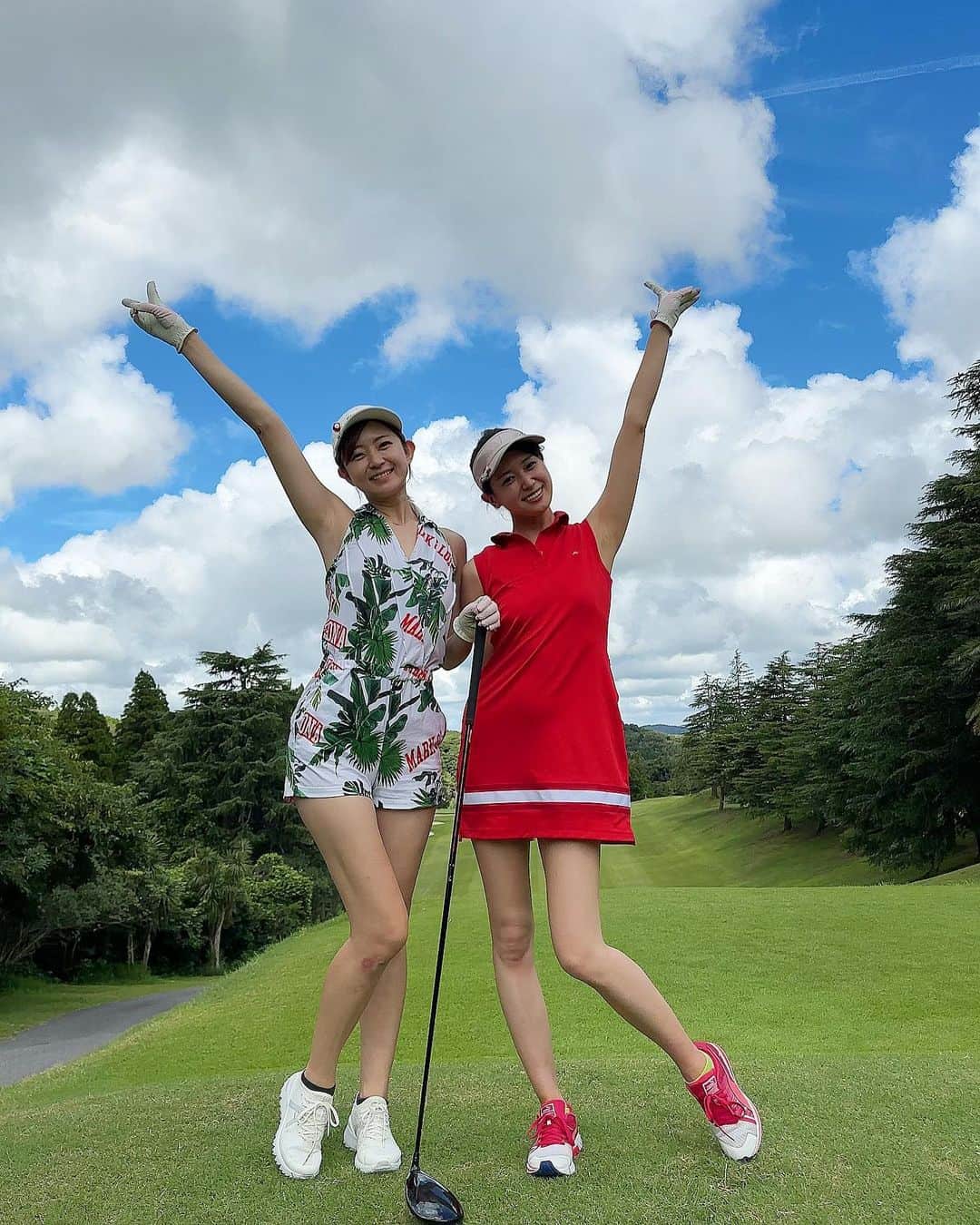 荒井つかさのインスタグラム：「まなちゅん @mana.chun とゴルフ行ってきた⛳️🤍  スコアは、 49.44の93で私的には ばっちり🤭❕  暑いけど、 それもまた気持ちいね♡ ̖́-  #まなつつ #たまには遊んだの載せてみる #⛳️ #ゴルフ #夏ゴルフ #ゴルフ女子 #golf #golfwear #dayoff」