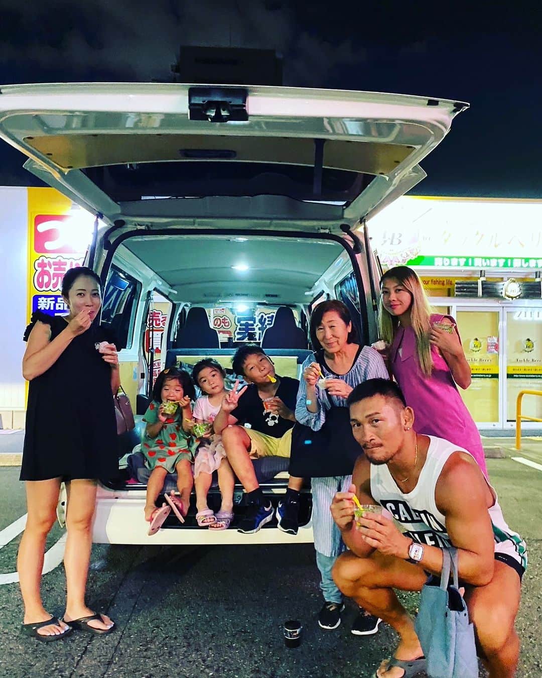 ストラッサー起一さんのインスタグラム写真 - (ストラッサー起一Instagram)「・ ・ 駐車場で食べるアイスは懐かしさを感じる🍨  昭和感を大切に生きていきたいね。  #昭和生まれ」8月30日 1時31分 - kiichi_kunimoto