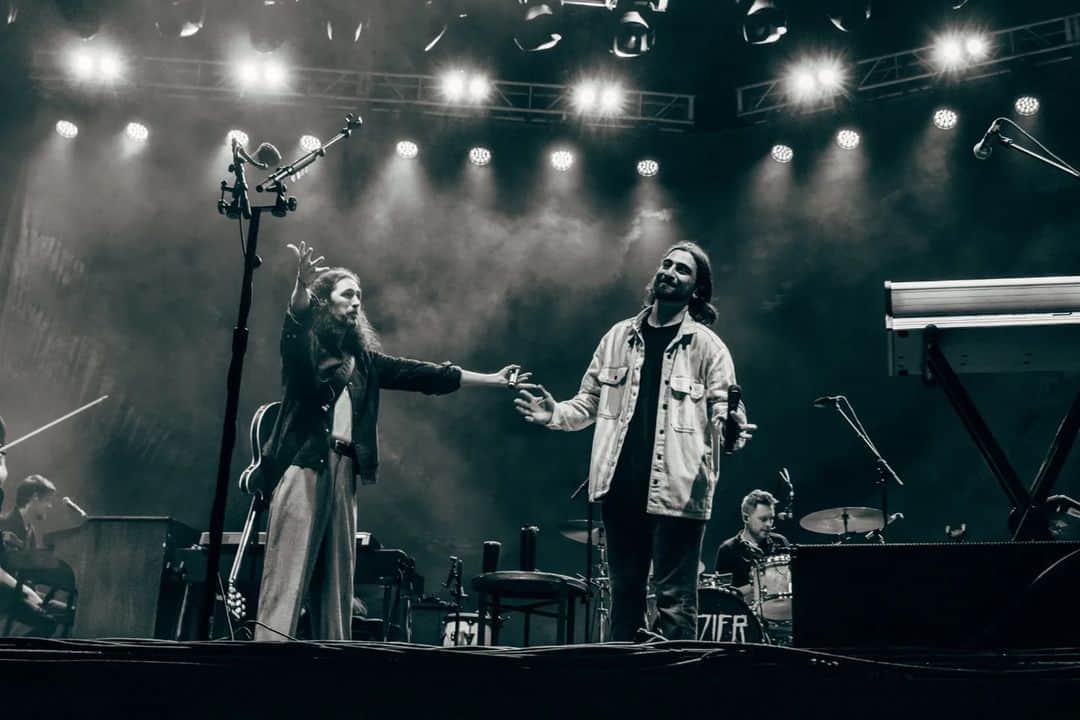 ホージアのインスタグラム：「@ironblossomrva! Thank you for giving us all that lift the other night, so good to melt on that stage with you in Richmond. Thank you again to the incredible @noahkahanmusic for joining me up there and bringing us all so much joy!  📸 @hutchandstuff」