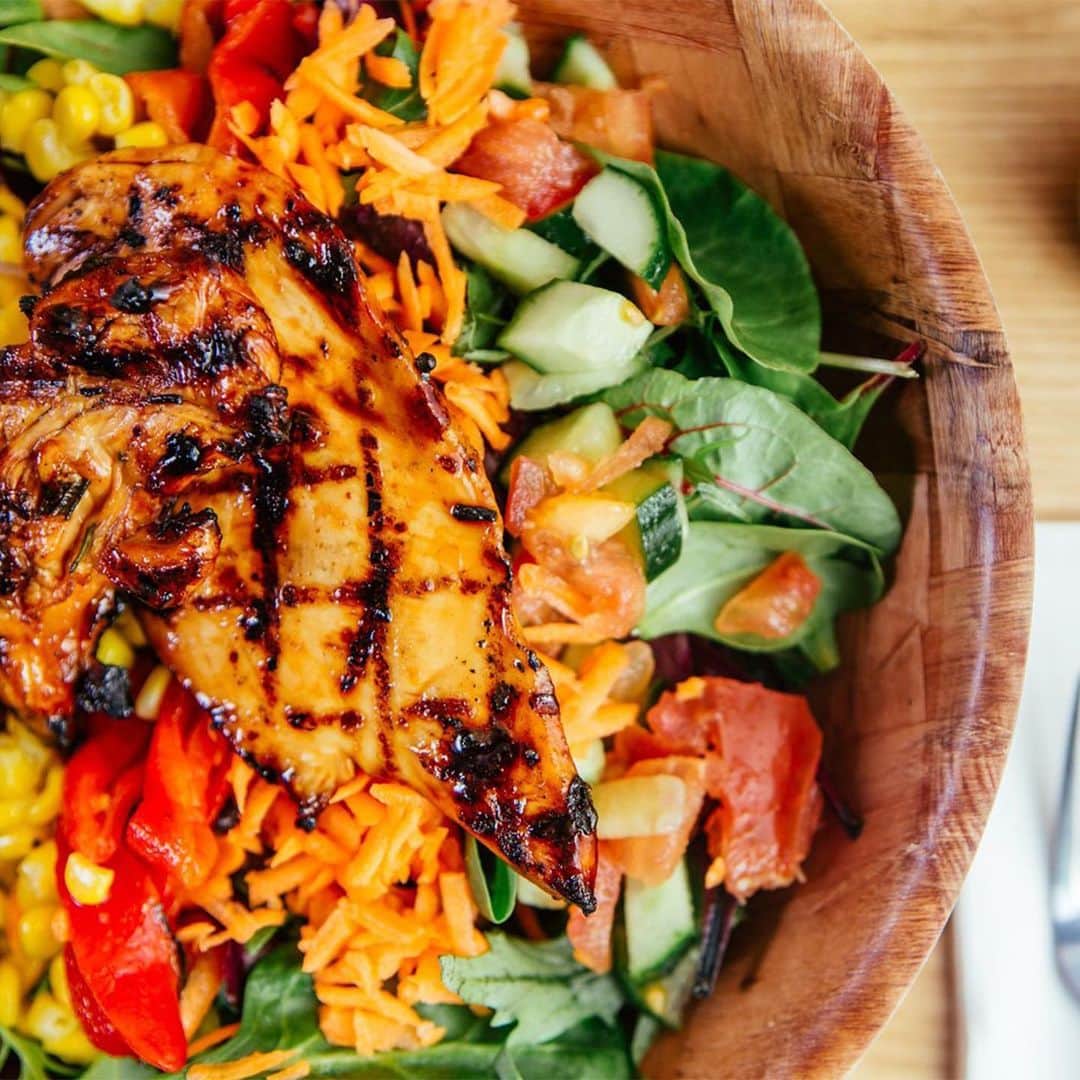 Kua 'Aina UKのインスタグラム：「Fancy something that’s both light and delicious? There’s no better choice than our Teriyaki Chicken & Pineapple Salad! 🏄 . . . . . . . . #kuaaina #kuainaburger #hawaii #burger #carnabylondon #hawaiianfood  #londonsbestfood #salad #ahituna #londoneats #teriyakichicken #foodporn」