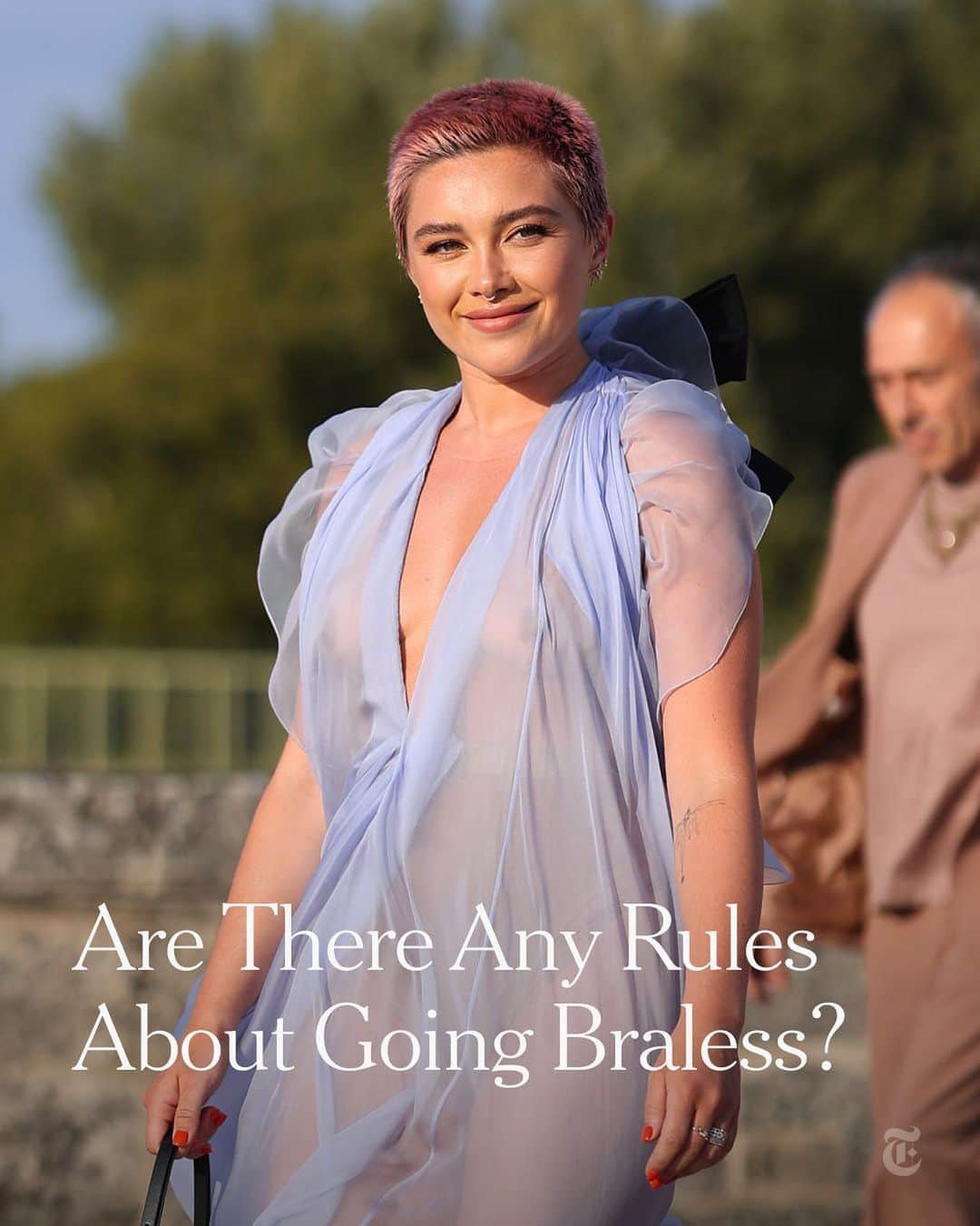 のインスタグラム：「“I find bras totally uncomfortable, hot and itchy, for both work and leisure,” writes a reader. “But looking around, I seem to be in the minority. What are the rules for going braless? Is it OK to show my nips, or is it rude?”  What are the rules for going braless? @vvfriedman, the chief fashion critic of The New York Times, weighs in at the link in our bio. Photo by Jacopo Raule/Getty Images」