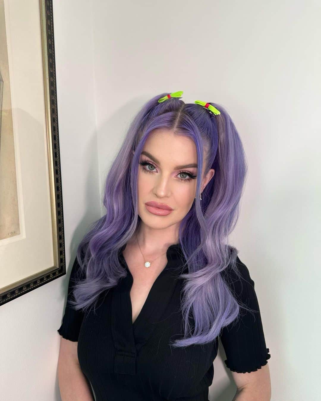 ケリー・オズボーンのインスタグラム：「Hair by : @laurarugetti  Make up : @dendoll 🎈」