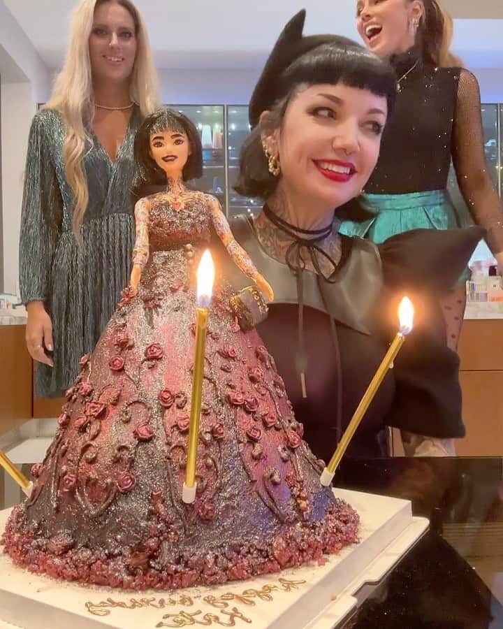 ケイト・ベッキンセイルのインスタグラム：「@ange212 made the most unbelievable @nina_kate cake - we are blown away by your artistry and attention to detail -she was PERFECT down to the last tattoo and accessory ….it was like having a real mini @nina_kate in the fridge that ended up tasting like the most delicious sticky fudgy brownie . Which was surprising because I always imagined @ninakate would taste like a cheese and onion bap . Thankyou SO much @ange212 you’re so clever 💜💜💜」