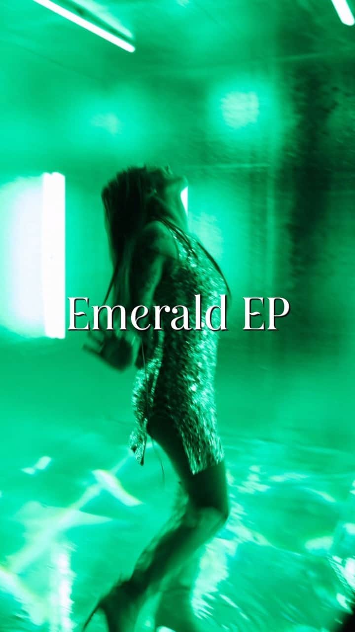 Julia Michaelsのインスタグラム：「What’s your favorite green emoji? Emerald out now 💚」