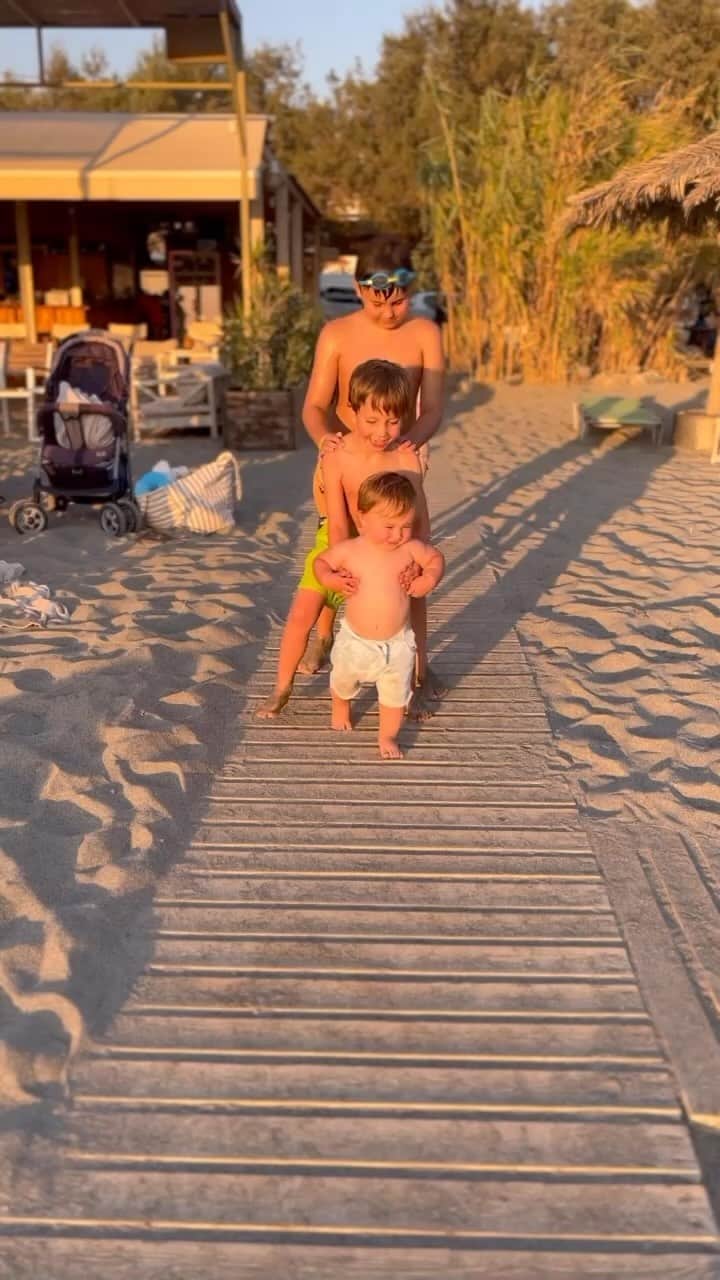 モンス・セルメルローのインスタグラム：「Härom veckan, när regnet hade piskat hela sommaren, bestämde vi oss för att vi behövde sol och bad och bokade en sista minuten-resa till Kreta med @apollosverige . Det skulle vara barnvänligt, en kids club, en bra pool och en fin strand. Vi hittade @alegriabeachresort , ett #mondofamily hotell och fick allt vi önskade. Tillochmed en pool rakt utanför dörren som vi delar med våra vänner (och en padelbana 😂👍)! Pojkarna går i simskola varje morgon och längtar sen till att kids club öppnar. Dagarna går alldeles för fort! #golivealittle」