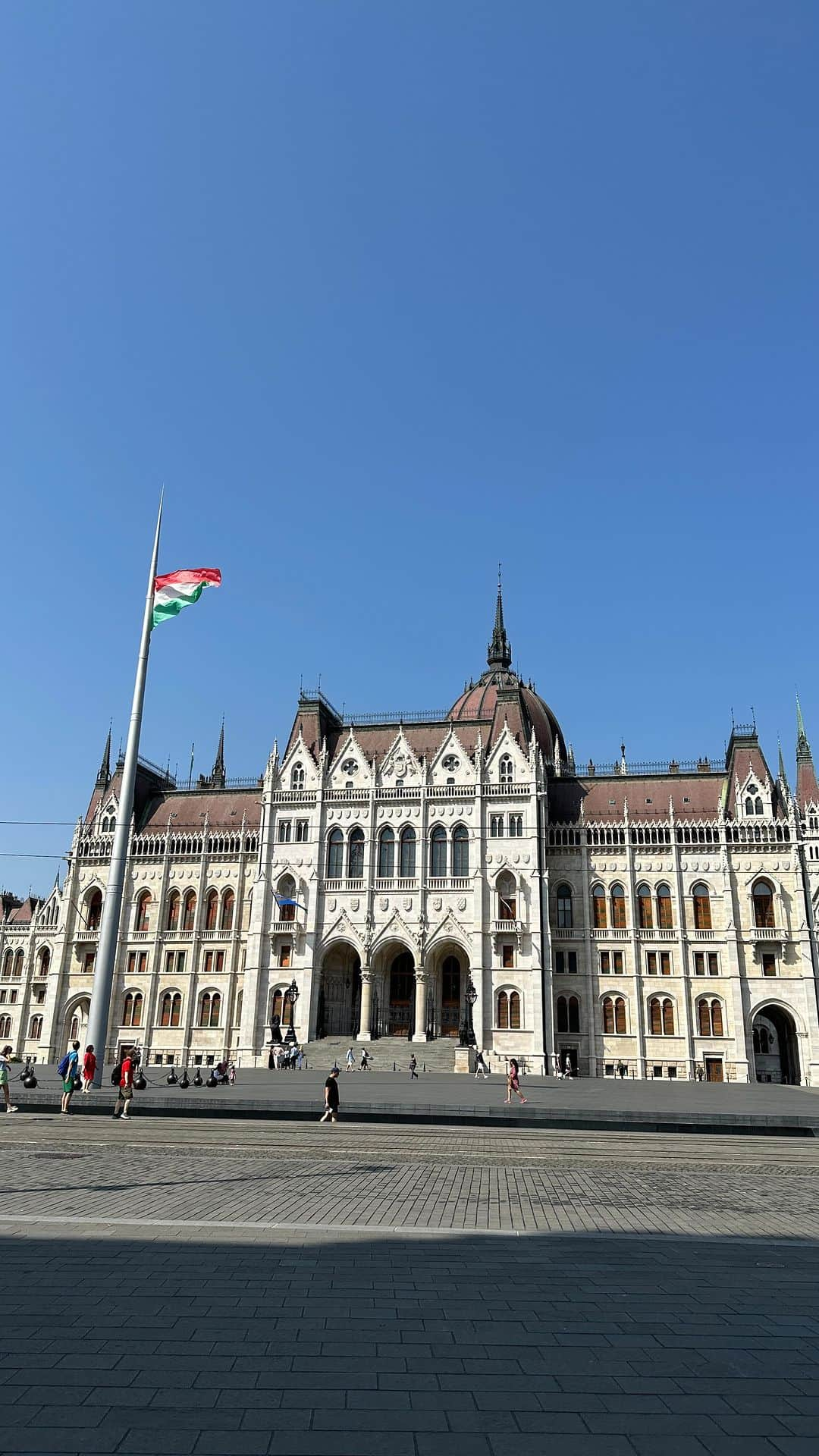 新田朝子のインスタグラム：「The symbol/landmark of #budapest #hungary 🇭🇺  #travelphotography #travellover #parliament   #ブダペスト #ハンガリー #東欧　#ドナウ川 #国会議事堂 #海外旅行好きな人と繋がりたい #海外在住 #思い出投稿」