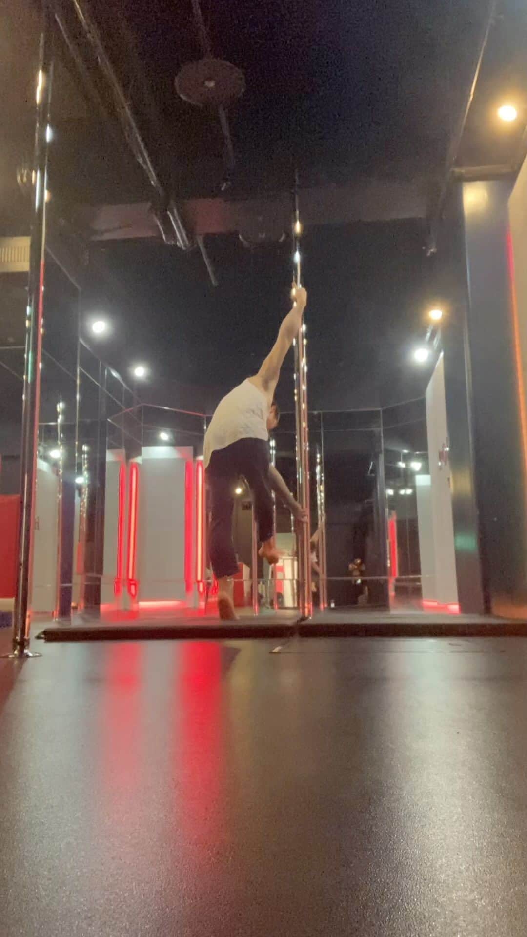 のインスタグラム：「Inspired by @polesportju 🙏✨ . . . . . #dance #dancer #performance #performer #polemove #pdstaticcombo #poledancemotivation #polelove #static #poletrickoftheday #pdcombo #pdtrick #noa #pop #japan #japanese #tokyo #東京 #roppongi #六本木 #polish #ポールダンス #poledance #ダンス #トレーニング #ポールダンサー #ポールダンス初心者 #carnival #burlesque #cabaret」
