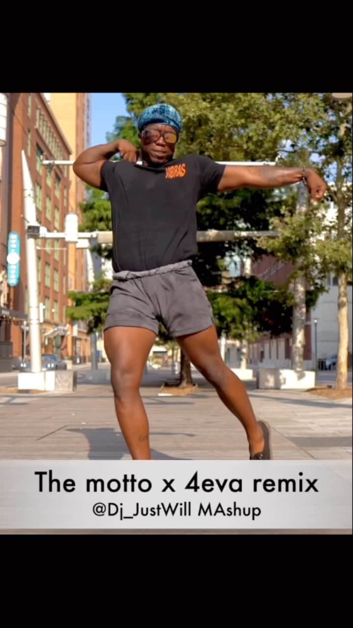 WilldaBeastのインスタグラム：「@willdabeast__ Freestyle sesh w/ danielkorrie   Wordplay 🗣️ Challenge 🐐   A remix by @dj_justwill   @champagnepapi @liltunechi - the Motto   X  Dpsarkz @thelilmoshow 4 eva remix   ——-  Styled by   Shorts 🩳 @stori   Shirt - @jbalvin tour ( we choreographed)  Shoes 👟 @vans @journeys   Du rag @shadmoss   Glasses 👓 @target 😎  —— Edit by @danielkorrie check out his page for the full video 🔥🖤  —- #dance #willdachoreo #djJustWill #freestyle #drake #lilwayne #theMotto」