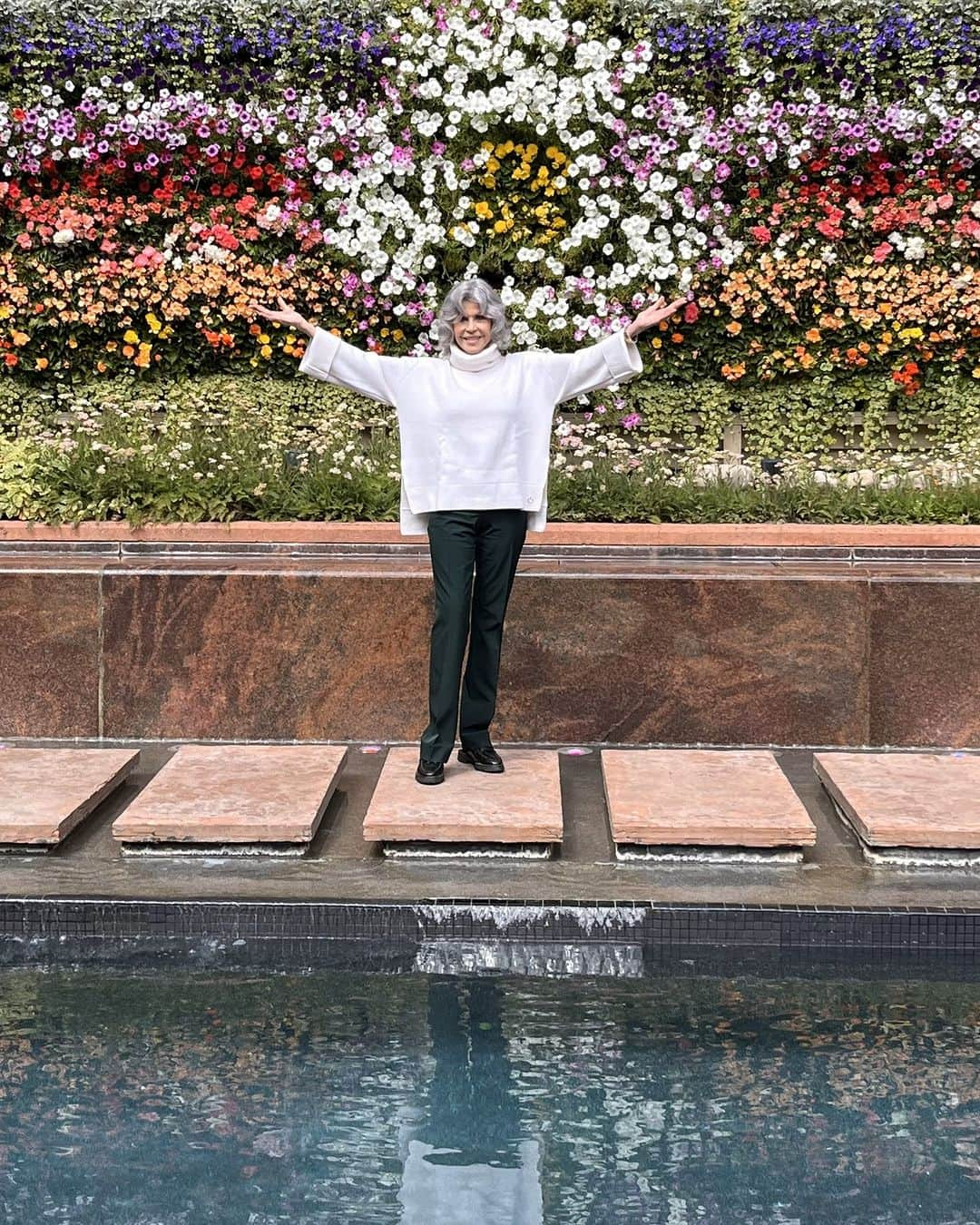 ジェーン・フォンダさんのインスタグラム写真 - (ジェーン・フォンダInstagram)「I recently stayed at the @thelittlenell in Aspen and what a wonderful experience it was! I toured the amazing sustainable garden of edible flowers and plants that thrive in the high desert environment.   The sustainable garden is filled with flowers and plants that attract and feed our precious pollinators like the bees, butterflies, and hummingbirds. There are NO pesticides and chemicals in the garden. And there's a chef's garden with edible flowers and herbs that they incorporate into their menu. Yum!    Thank you @thelittlenell, for such a lovely stay. And thank you for taking care of our precious pollinators! 🦋 🐝 🐦  @arabella_bbgaspen  @aspensnowmass @aspenx」8月30日 2時33分 - janefonda