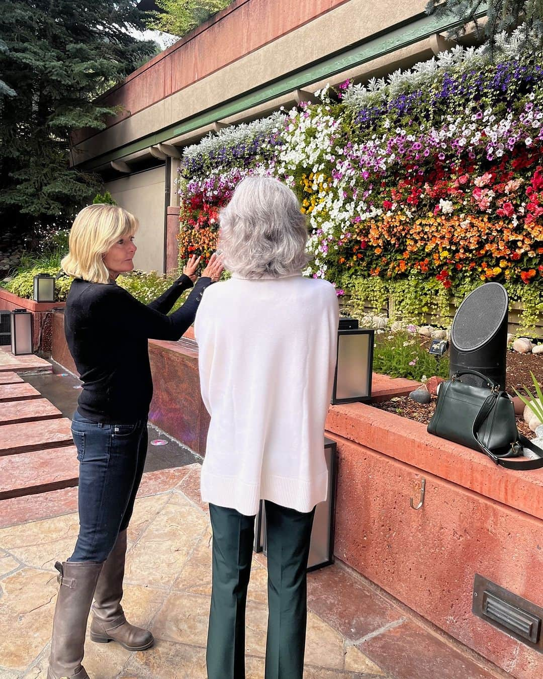 ジェーン・フォンダさんのインスタグラム写真 - (ジェーン・フォンダInstagram)「I recently stayed at the @thelittlenell in Aspen and what a wonderful experience it was! I toured the amazing sustainable garden of edible flowers and plants that thrive in the high desert environment.   The sustainable garden is filled with flowers and plants that attract and feed our precious pollinators like the bees, butterflies, and hummingbirds. There are NO pesticides and chemicals in the garden. And there's a chef's garden with edible flowers and herbs that they incorporate into their menu. Yum!    Thank you @thelittlenell, for such a lovely stay. And thank you for taking care of our precious pollinators! 🦋 🐝 🐦  @arabella_bbgaspen  @aspensnowmass @aspenx」8月30日 2時33分 - janefonda