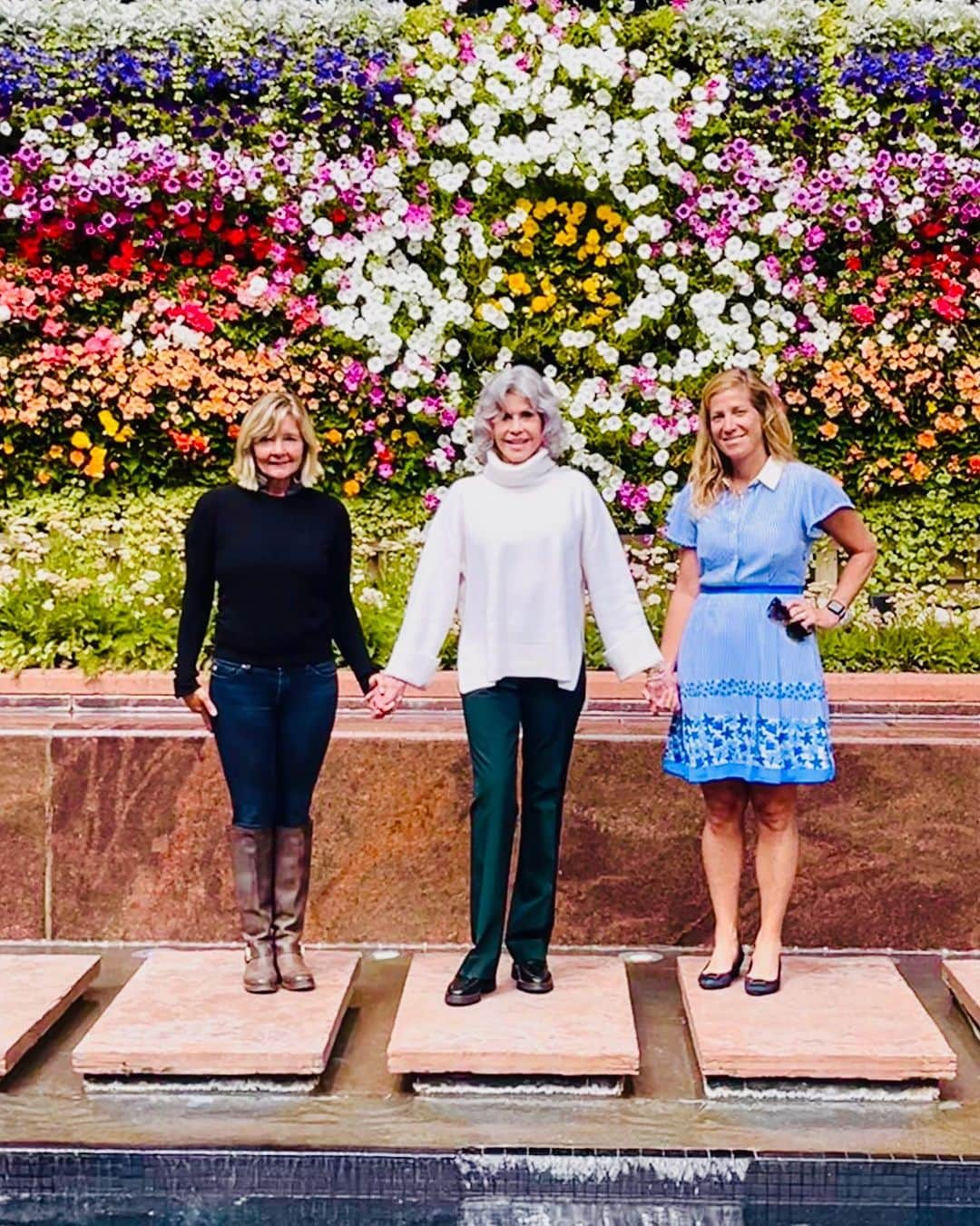 ジェーン・フォンダのインスタグラム：「I recently stayed at the @thelittlenell in Aspen and what a wonderful experience it was! I toured the amazing sustainable garden of edible flowers and plants that thrive in the high desert environment.   The sustainable garden is filled with flowers and plants that attract and feed our precious pollinators like the bees, butterflies, and hummingbirds. There are NO pesticides and chemicals in the garden. And there's a chef's garden with edible flowers and herbs that they incorporate into their menu. Yum!    Thank you @thelittlenell, for such a lovely stay. And thank you for taking care of our precious pollinators! 🦋 🐝 🐦  @arabella_bbgaspen  @aspensnowmass @aspenx」