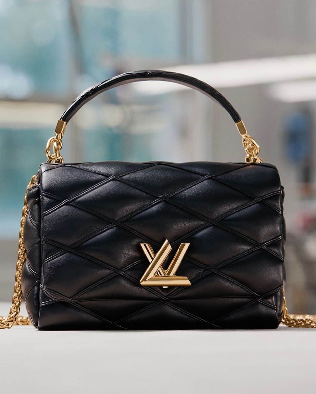 Blonde Saladさんのインスタグラム写真 - (Blonde SaladInstagram)「Louis Vuitton’s GO-14 bag turns 10 yo. 🎂💖 It is the bag that marks Nicolas Ghesquière's debut as Artistic Director of Louis Vuitton Women's Collections and is in fact one of his first creations. Code-named "Ghesquière October 2014," the date of its first runway appearance.   It returns in 2023 with bold savoir faire details such as the Malletage motif, characterized by diagonals intersecting one another. The Malletage, the inner lining of historic travel trunks, ingeniously designed to keep documents firm and tidy while traveling.   Nicolas Ghesquière has rediscovered the skilled craftsmanship of this invisible luxury and turned it into a hallmark, a graphic code for clothes and accessories that can make each piece unique and recognizable. An author's signature.   "There are some universal codes that exist only in Louis Vuitton. It was just a matter of reappropriating them and transferring them to a new context."   Today, the GO-14 is a bag made of the softest quilted leather, finished with topstitching that highlights the curved design and velvety feel. It is available in all shades, from contrasting shades such as black and white, to diluted and warm hues that reveal the delicacy of the texture.   The creative process requires more than 20 steps, from treating the patina to ensure a satin or toasté finish that enhances the delicate shades of color, to rounded upholstery that requires a highly precise technique to place the 17-meter-long siding.  #LouisVuitton #iconicbag #GO14 #bags #NicolasGhesquiere #TheBlondeSalad」8月30日 2時33分 - theblondesalad