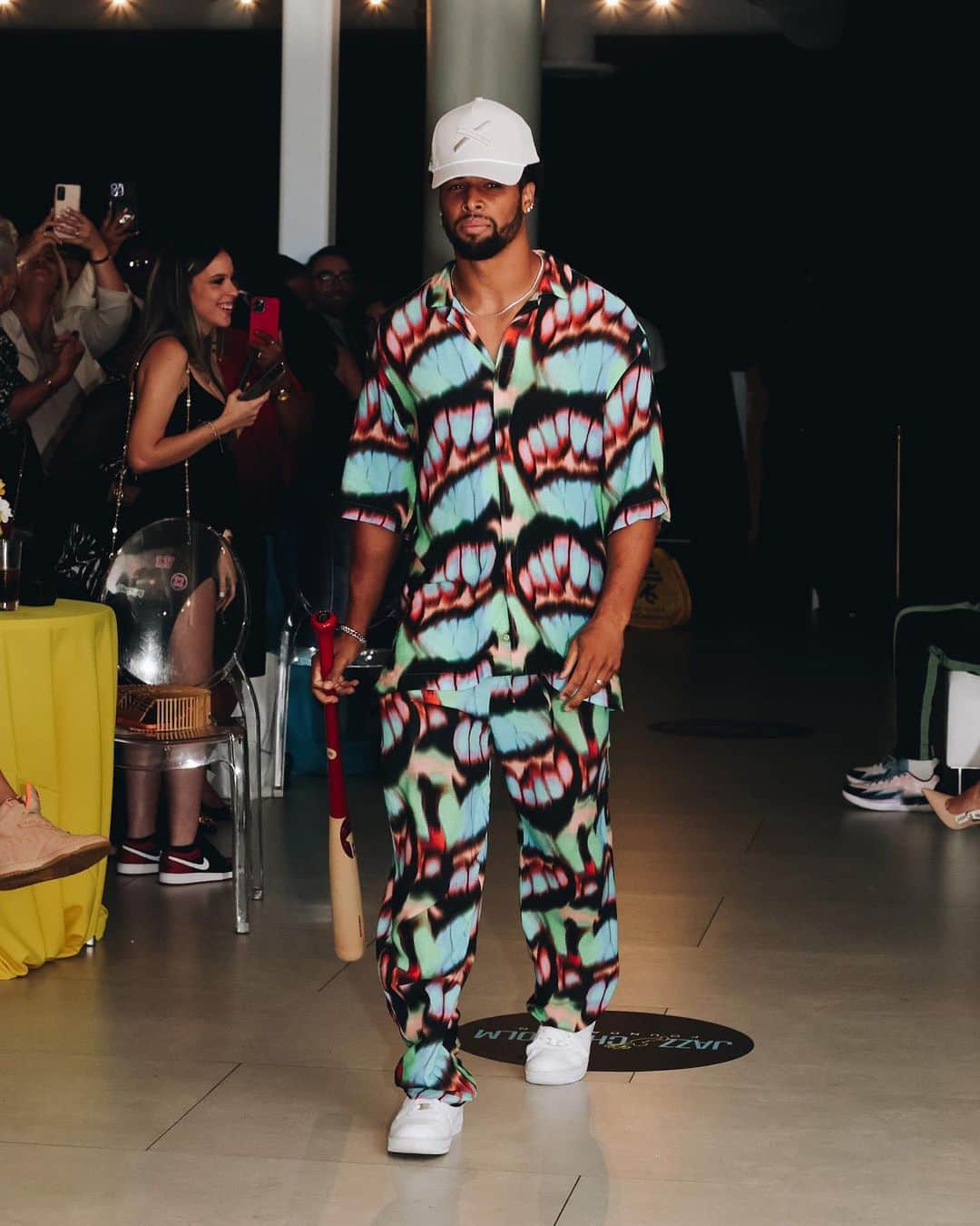 MLBさんのインスタグラム写真 - (MLBInstagram)「The drip was next level ➡️  The event, which featured star athletes such as Jazz, Josh Bell, Bradley Chubb and others, served as the launch for the Jazz Chisholm Foundation. The Marlins star's goal with the initiative is to provide meaningful opportunities and foster the wellbeing of young athletes and their families from high-need communities in Florida and the Bahamas  Follow @jazzchisholmfdn for more information  #Marlins #Dolphins #FashionShow #MLB #Baseball」8月30日 2時44分 - mlb