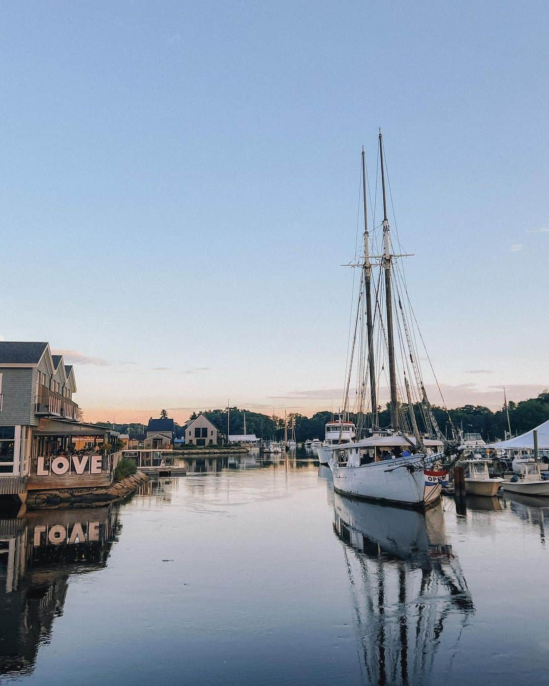 Alex Centomoさんのインスタグラム写真 - (Alex CentomoInstagram)「Maine so far ☀️⛵️🐚🌾⚓️🦞🌊」8月30日 2時41分 - alexcentomo