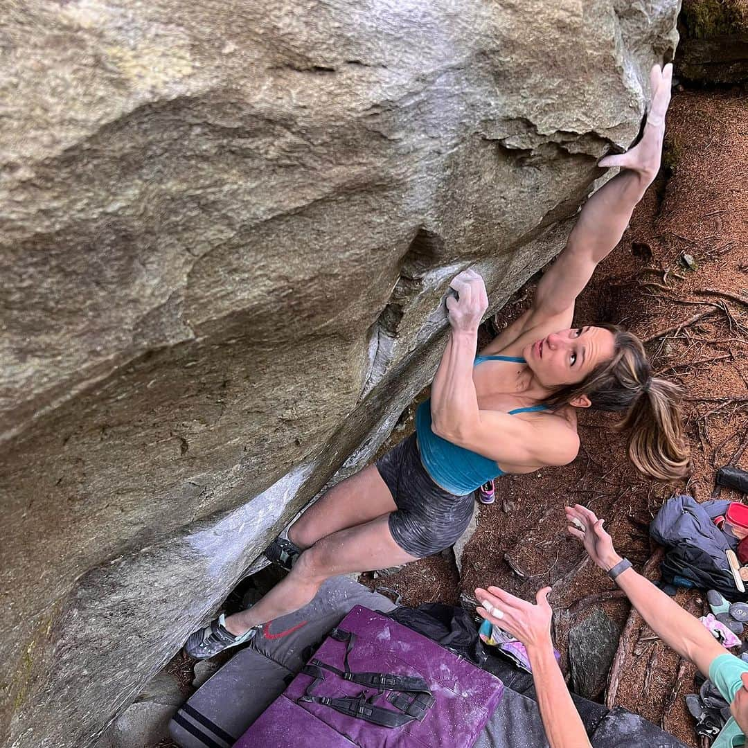 アレックス・パッチシオのインスタグラム：「Reminiscing about on of my FAVORITE PLACES to be! . The MAGICAL ✨ Magic Woods in 🇨🇭 . This climb was such a joy to work and send! Steppen🐺 V13/ 8B . @roap.c  @scarpana @organicclimbing @frictionlabs @evn_cbd @kayaclimbing」