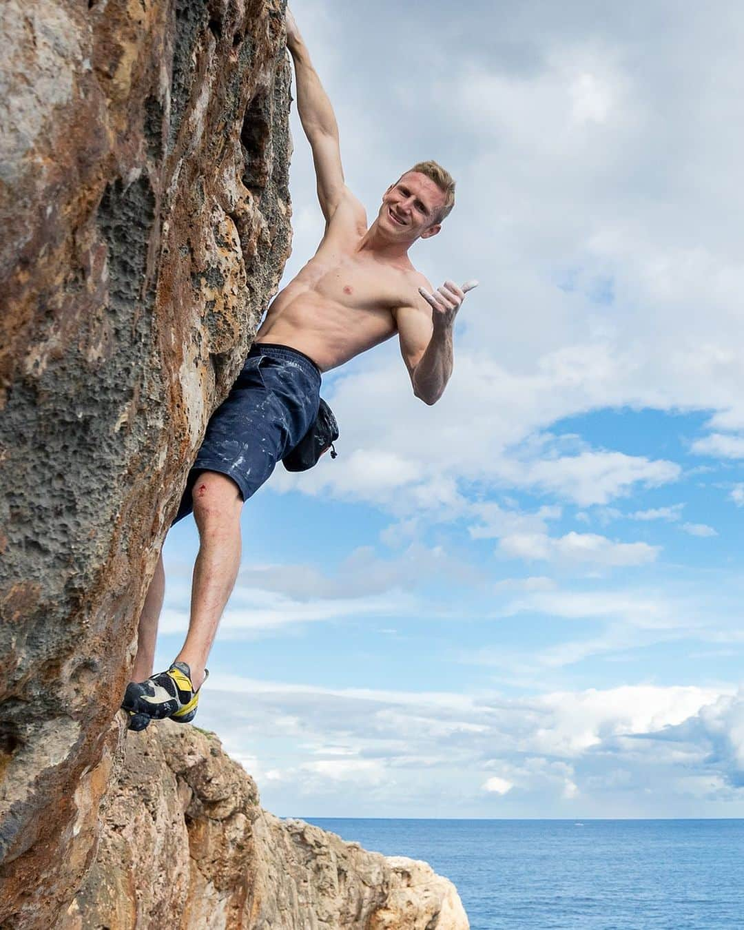 ヤコブ・シューベルトのインスタグラム：「Thanks everyone for the amazing feedback on the Mallorca videos! ❤️‍🔥 Reading your comments makes me even more psyched to produce more video content in the future 🤙 • • Photo by @misha.p_photography  • • #rockclimbing #climbing #athlete #dws #psicobloc #klettern #climbingvideo #mallorca  @mammut_swiss1862 @gloryfy_unbreakable @raiffeisentirol @subaru_austria @lasportivagram @thecrag_worldwide」