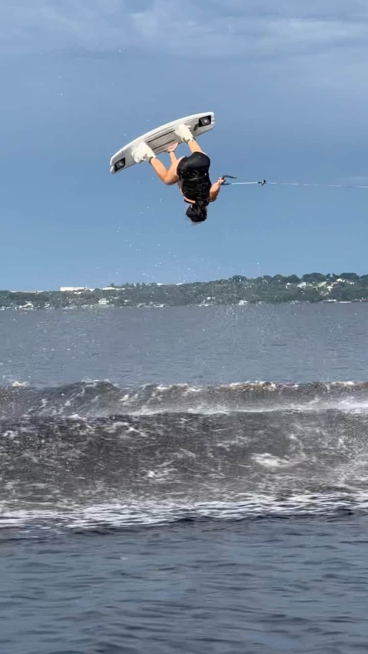 Earth Picsのインスタグラム：「@zahrakell takes wakeboarding to another level. Have you tried wakeboarding?   📍 Clermont, Florida 🇺🇸 Credit: @zahrakell」
