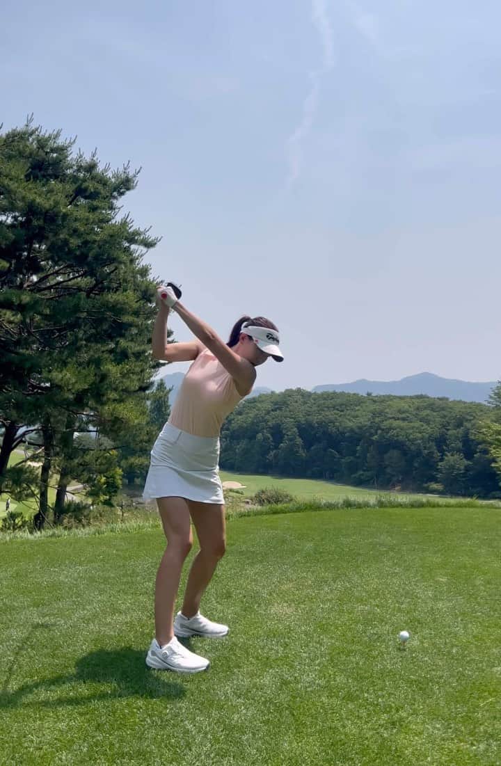 のインスタグラム：「#굿모닝 #피드  날씨좋고 멤버 좋앗던 6월 어느날⛳️ 이제 잔디 신나게 밟을 계절이 다가왓다요🤭  #골프 #필드 #골프레슨 #golf #팀테일러메이드 #테일러메이드 #테일러메이드어패럴 #teamtaylormade #아디다스골프 #강남골프레슨 #개인골프레슨 #운동하는여자 #골프치는여자 #인스타골프 #골프스타그램 #일상 #데일리 #좋아요 #골프환자 #골프스윙 #굿샷  #골프패션 #골프스타그램 #운동 #셀피 #프로골퍼 #golf #golfer #ゴルフ #高尔夫球」