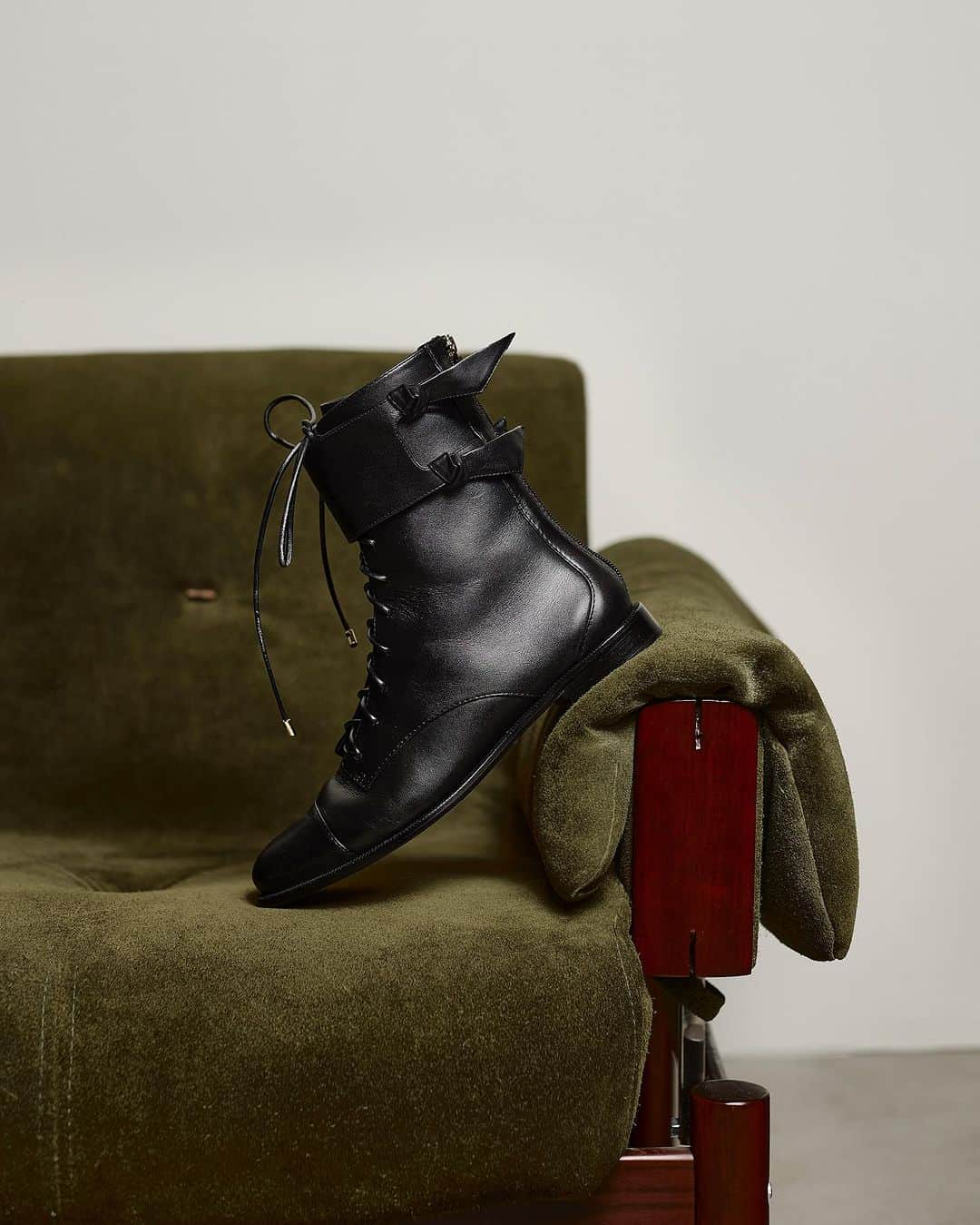 アレキサンドレバーマンのインスタグラム：「Get to know the refined Asymmetric Clarita Bootie, crafted from nappa leather and detailed with our signature Clarita bows. Make them yours.  #BirmanFall23」