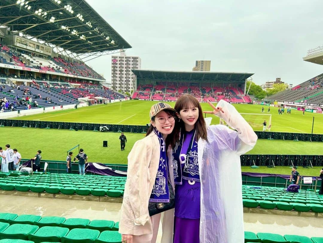 倭早希のインスタグラム：「サンフレ🐻💜  10節のセレッソ戦と、3節のマリノス戦⚽️  雨女発揮した🥹☔️笑  next現地は9月のサンガじゃー🏃‍♀️  . #サンフレッチェ広島#sanfrecce#🐻#⚽️#💜 #ヨドコウ桜スタジアム#ニッパツ三ツ沢球技場  #サッカー観戦」