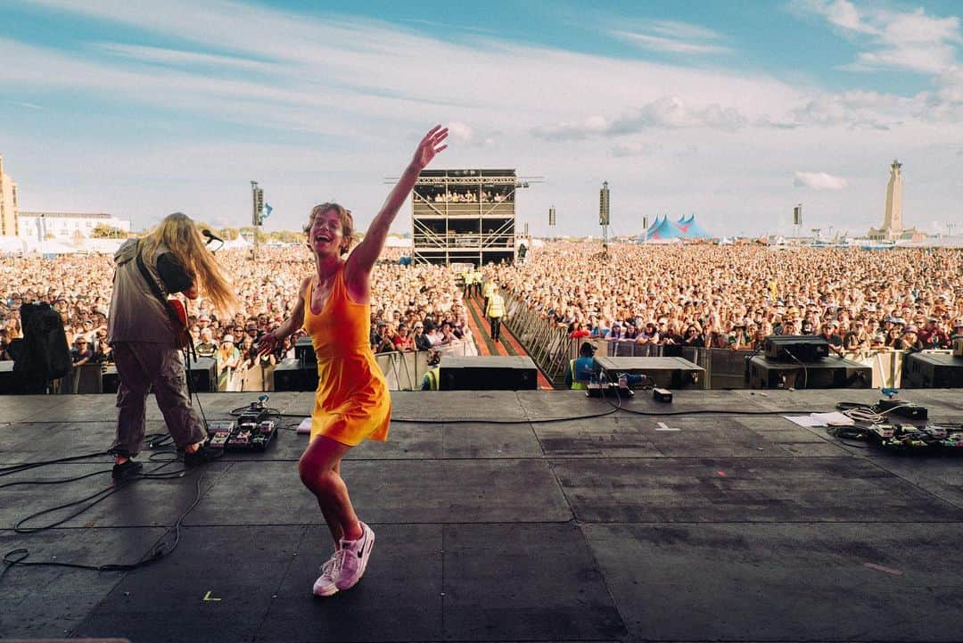 ケイト・ナッシュさんのインスタグラム写真 - (ケイト・ナッシュInstagram)「What a victorious way to end the summer! Thank you @victoriousfestival 💖 Still coming down from this one. Photos by @dorapaphides hair @thomas.r.silverman make up @gina_blondell」8月30日 2時54分 - katenash