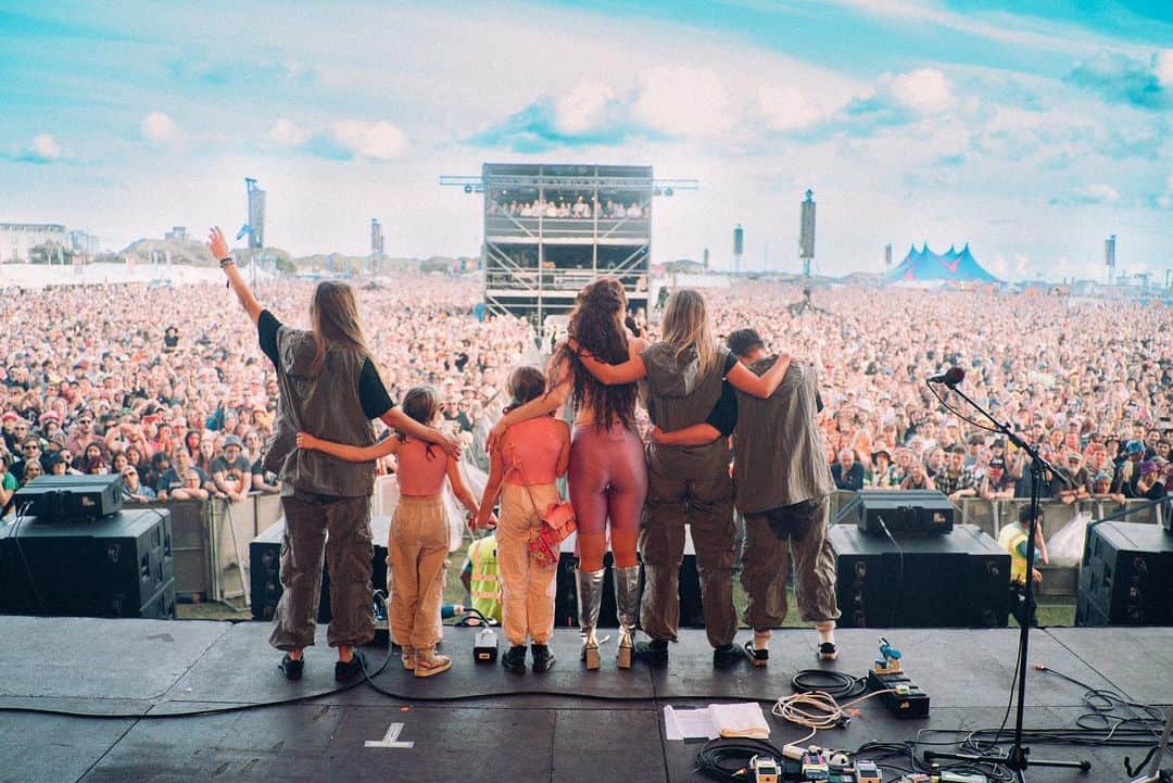 ケイト・ナッシュさんのインスタグラム写真 - (ケイト・ナッシュInstagram)「What a victorious way to end the summer! Thank you @victoriousfestival 💖 Still coming down from this one. Photos by @dorapaphides hair @thomas.r.silverman make up @gina_blondell」8月30日 2時54分 - katenash