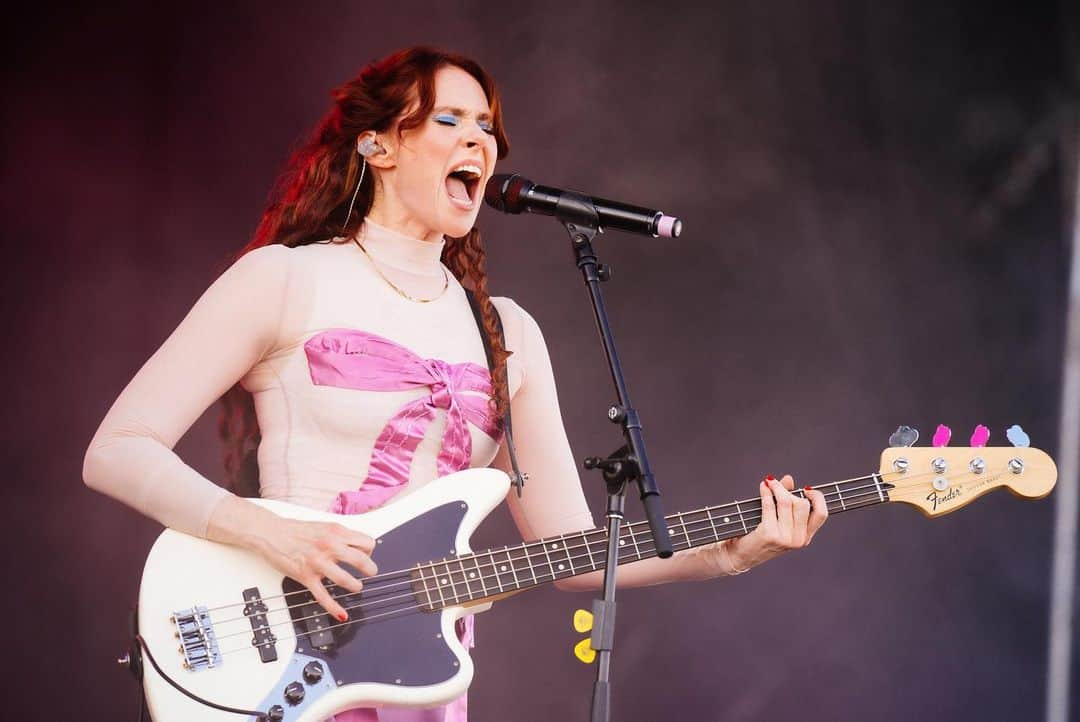 ケイト・ナッシュさんのインスタグラム写真 - (ケイト・ナッシュInstagram)「What a victorious way to end the summer! Thank you @victoriousfestival 💖 Still coming down from this one. Photos by @dorapaphides hair @thomas.r.silverman make up @gina_blondell」8月30日 2時54分 - katenash