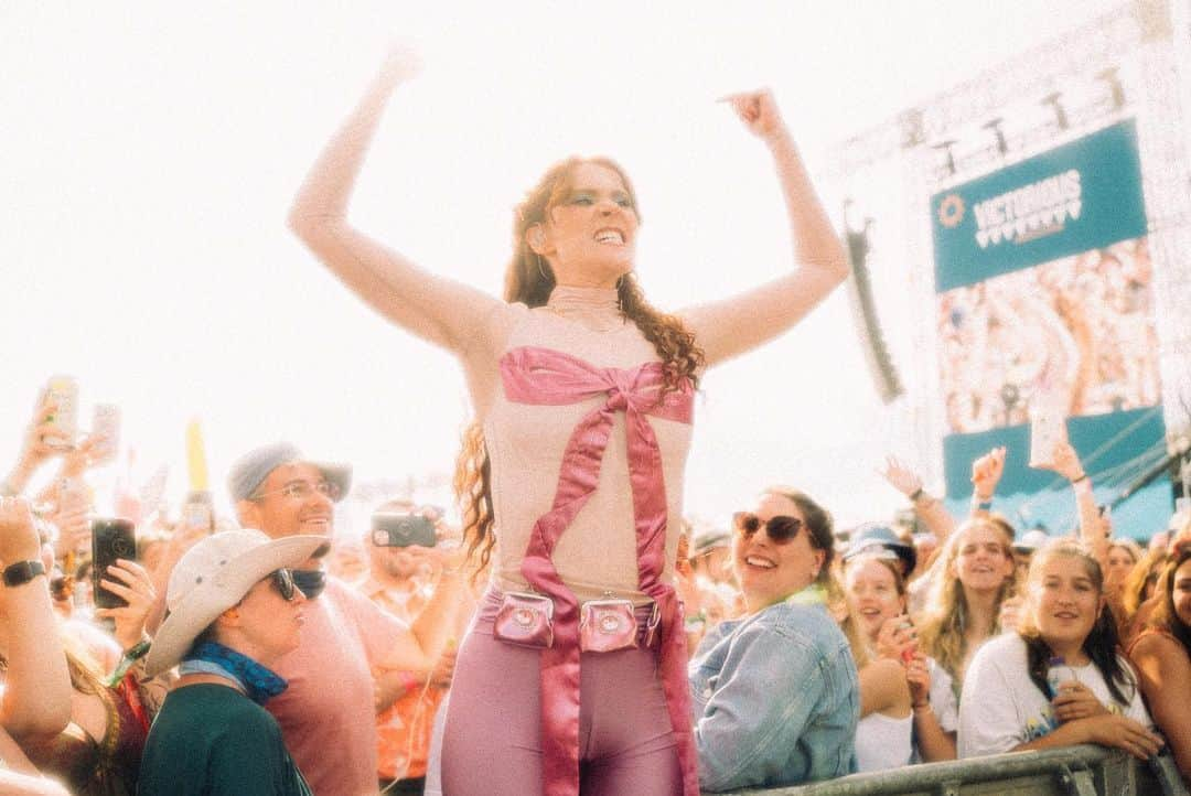 ケイト・ナッシュさんのインスタグラム写真 - (ケイト・ナッシュInstagram)「What a victorious way to end the summer! Thank you @victoriousfestival 💖 Still coming down from this one. Photos by @dorapaphides hair @thomas.r.silverman make up @gina_blondell」8月30日 2時54分 - katenash