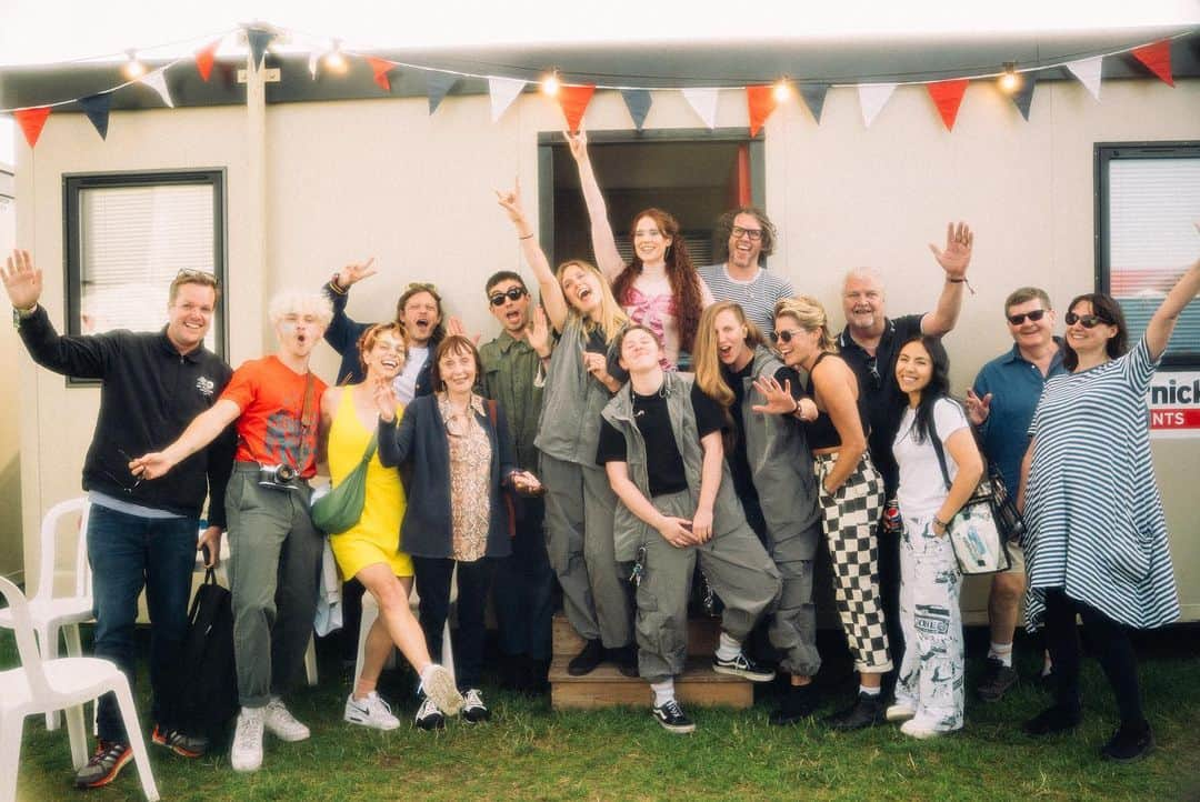 ケイト・ナッシュさんのインスタグラム写真 - (ケイト・ナッシュInstagram)「What a victorious way to end the summer! Thank you @victoriousfestival 💖 Still coming down from this one. Photos by @dorapaphides hair @thomas.r.silverman make up @gina_blondell」8月30日 2時54分 - katenash