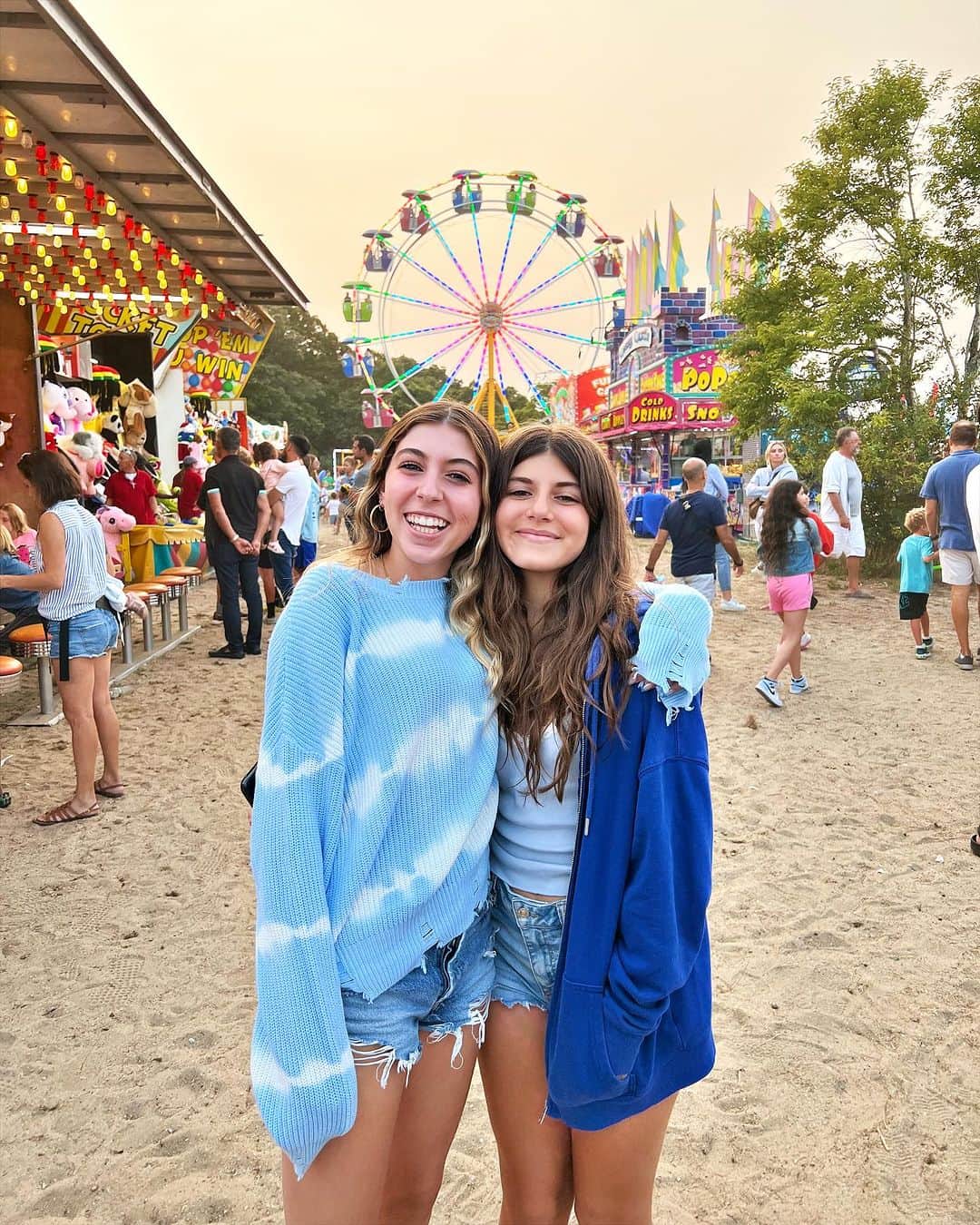 Ilana Wilesさんのインスタグラム写真 - (Ilana WilesInstagram)「There’s nothing I love more than a good old fashioned roadside carnival. 🎡 The questionable ride safety, the nutrient devoid concessions, the goldfish on the brink of death, the ever-present nausea, the line cutting teenagers… 😂 if you want to read about how I almost got into a fight at the Sag Harbor Carnival this summer (don’t worry, I kept my cool), I’ve got the full story on my Substack today! It’s called “Can You Stand Up for Yourself in 2023?” and I’d love for you guys to weigh in on how you approach conflict differently in this day and age, and if it’s for better or worse. Link in bio. And also, I’m serious. I really do love carnivals! Nausea be damned.」8月30日 3時10分 - mommyshorts