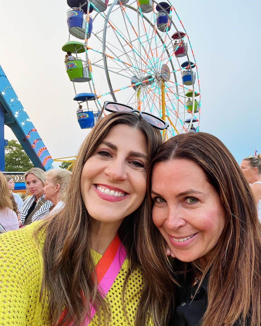 Ilana Wilesのインスタグラム：「There’s nothing I love more than a good old fashioned roadside carnival. 🎡 The questionable ride safety, the nutrient devoid concessions, the goldfish on the brink of death, the ever-present nausea, the line cutting teenagers… 😂 if you want to read about how I almost got into a fight at the Sag Harbor Carnival this summer (don’t worry, I kept my cool), I’ve got the full story on my Substack today! It’s called “Can You Stand Up for Yourself in 2023?” and I’d love for you guys to weigh in on how you approach conflict differently in this day and age, and if it’s for better or worse. Link in bio. And also, I’m serious. I really do love carnivals! Nausea be damned.」