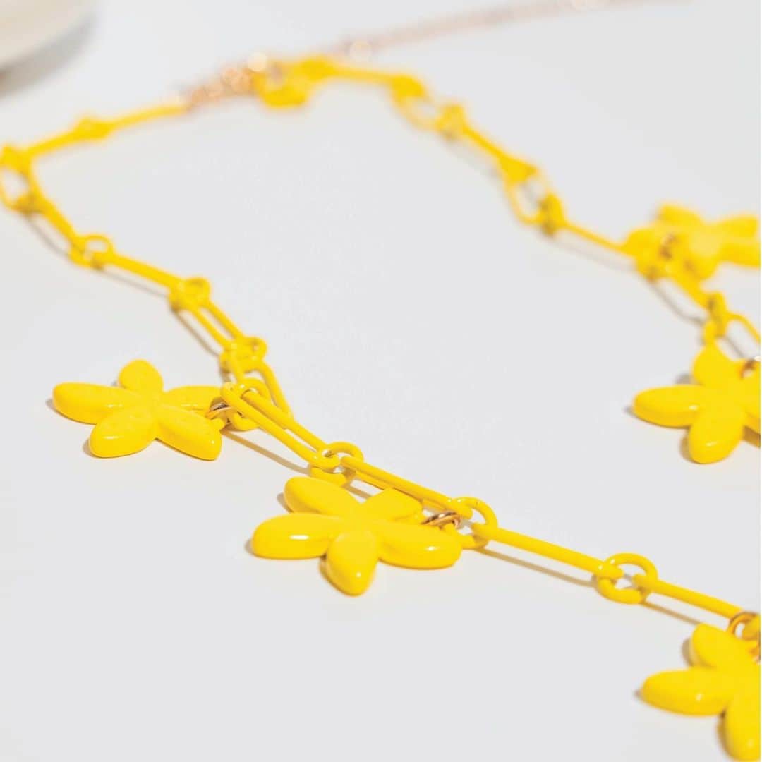 のインスタグラム：「Brighten up your day with this sensational flower collar necklace! 🌼💛」