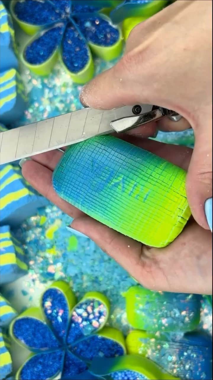 StreetArtGlobeのインスタグラム：「Not gonna lie, THIS is super satisfying 🥰  With @alla_asmr_youtube」