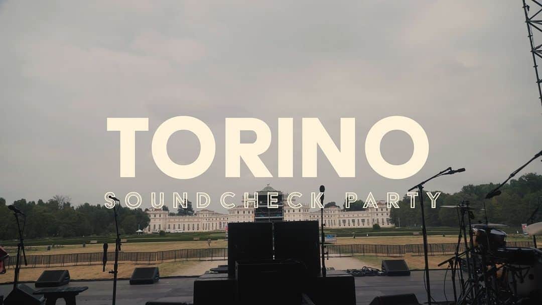 スティングのインスタグラム：「At select shows along the tour, we're able to have guests from the Sting.com Fan Club join us for soundcheck. It's always a party! Here's a sneak peek from Turin - the full video is available for members on Sting.com.」