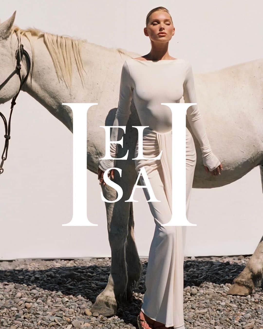 エルザ・ホスクのインスタグラム：「🤍🕊️a Country Side dream🕊️🤍 Forever proud of our @helsastudio team and this fall collection that may just be my favorite to date.  Happy fall from us! 🍁」
