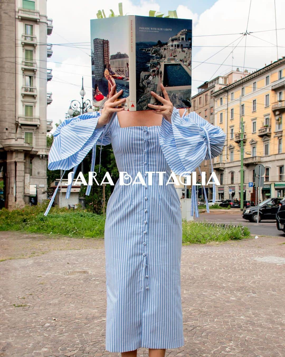 サラバターリアのインスタグラム：「Back in the city, with summer spirit   Stripes dress   #SARABATTAGLIA  #SlimAarons」