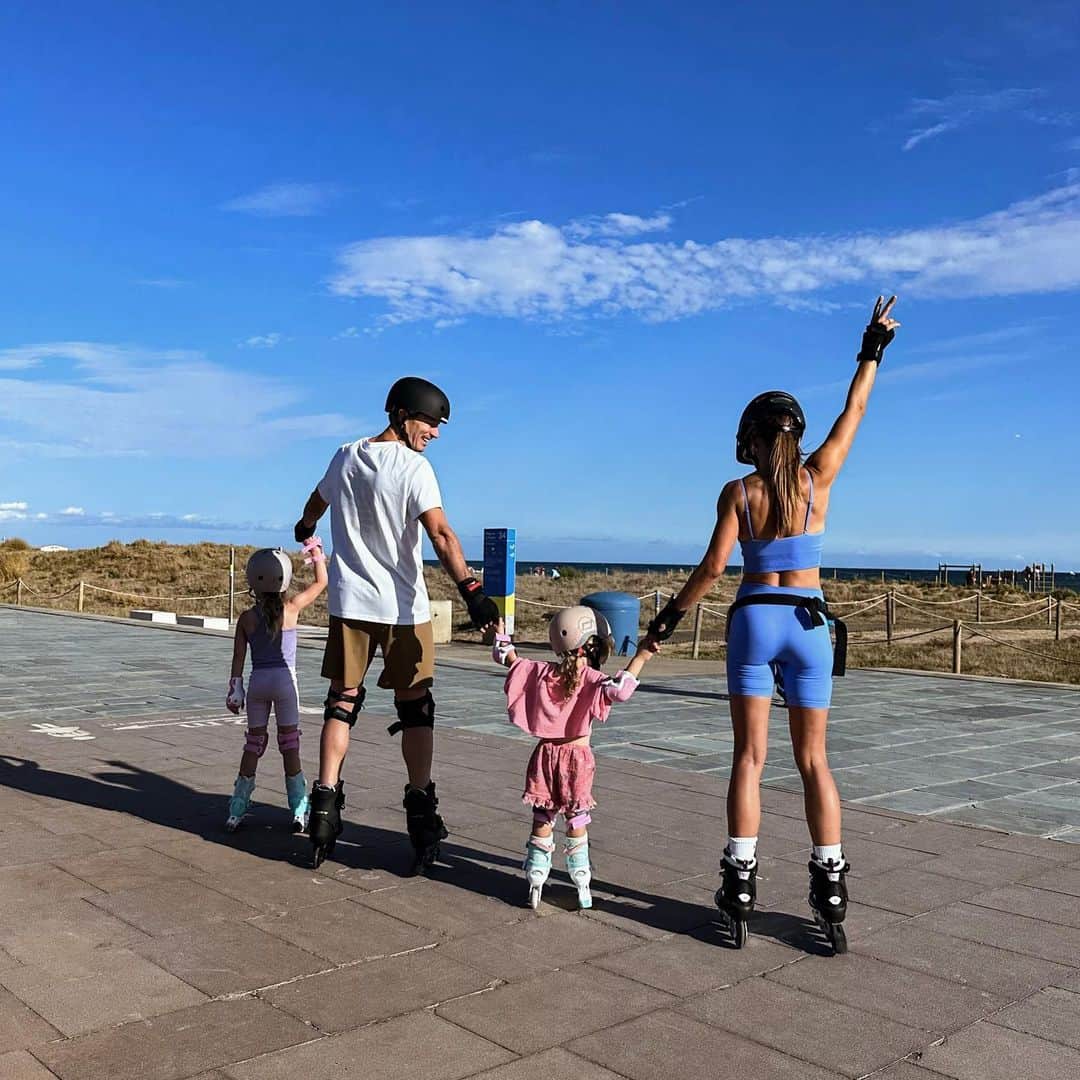 のインスタグラム：「Roller skating with my girls!」